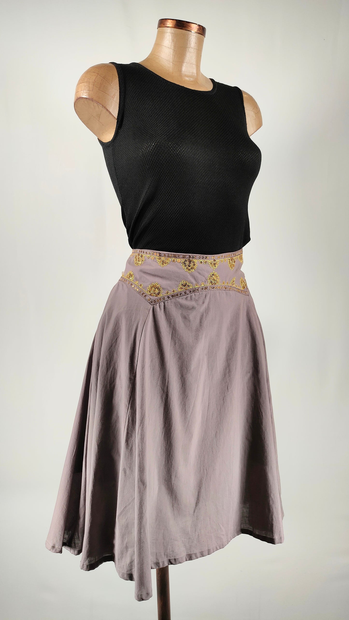 Falda con apliques brillantes en cintura