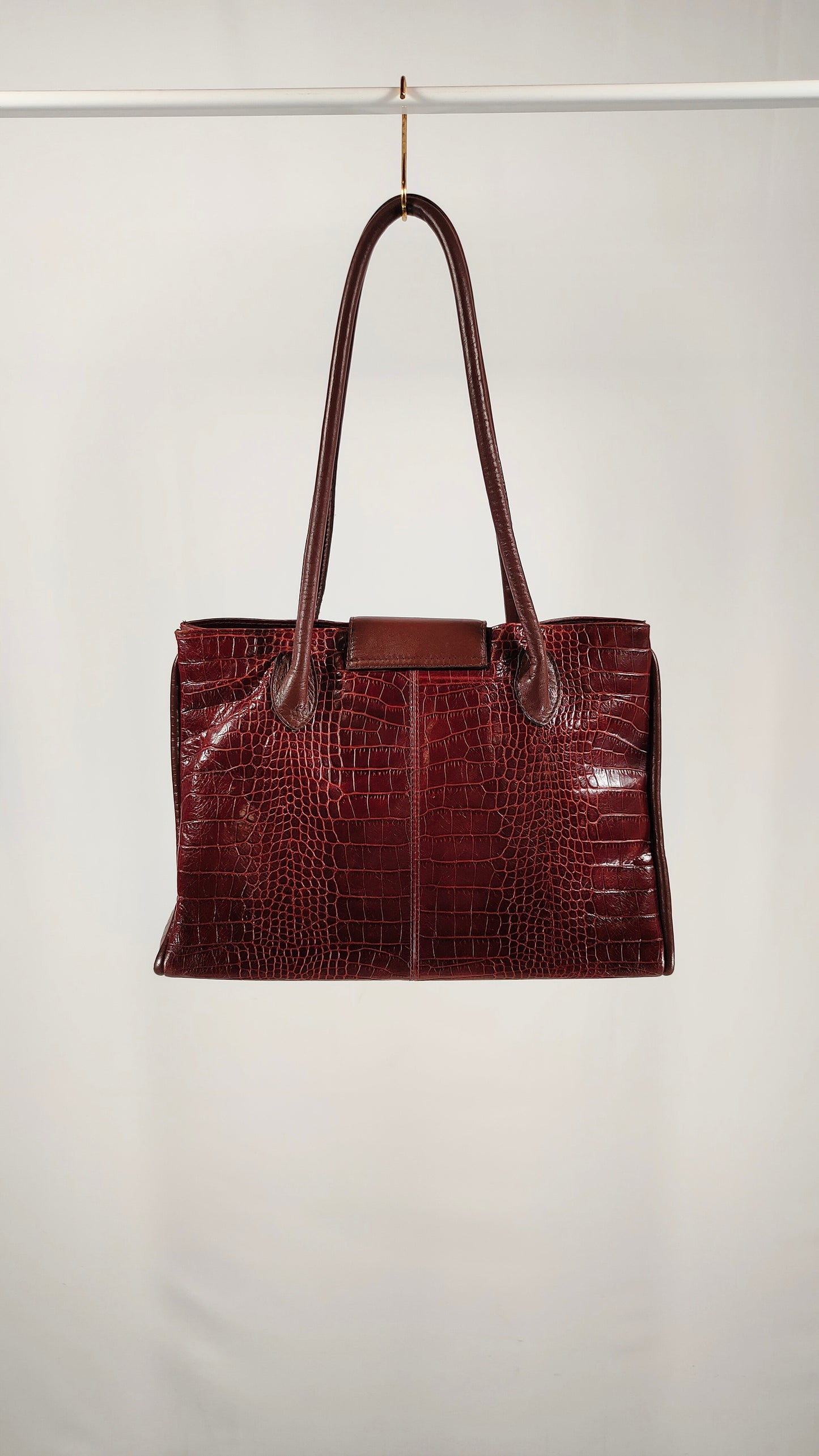 Bolso de piel con detalle dorado