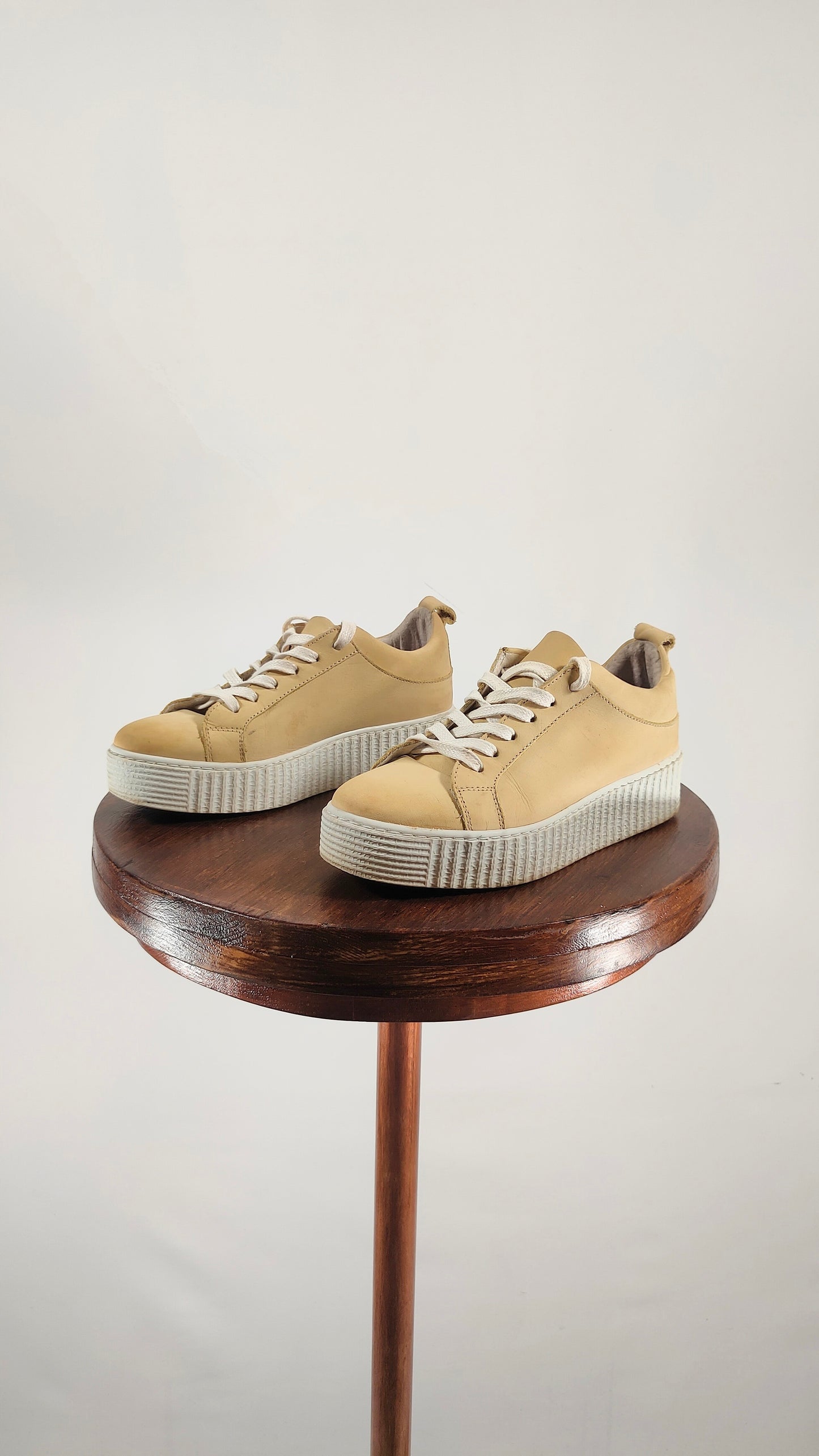 Zapatillas de piel en mostaza
