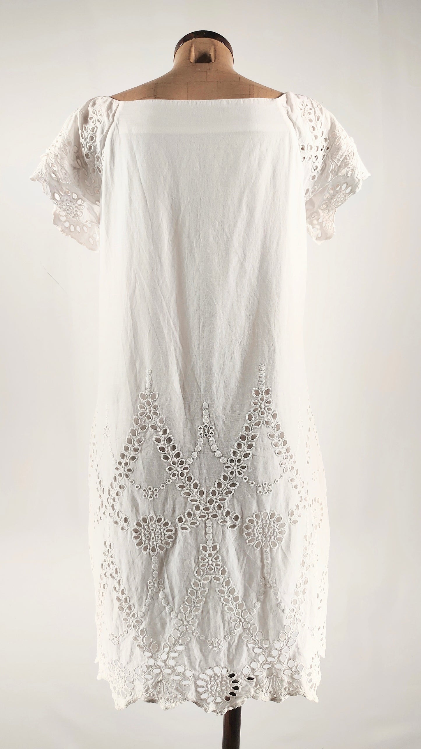Vestido blanco con calado Zara