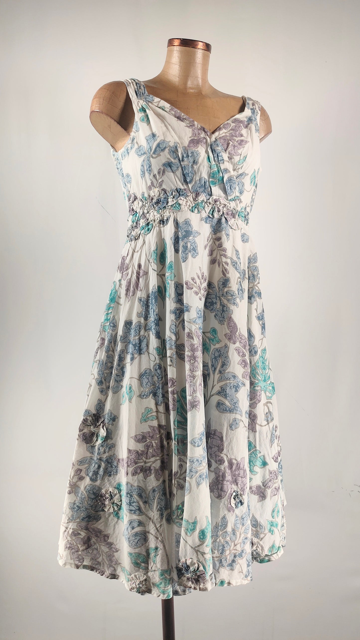 Vestido Adolfo Domínguez con vuelo