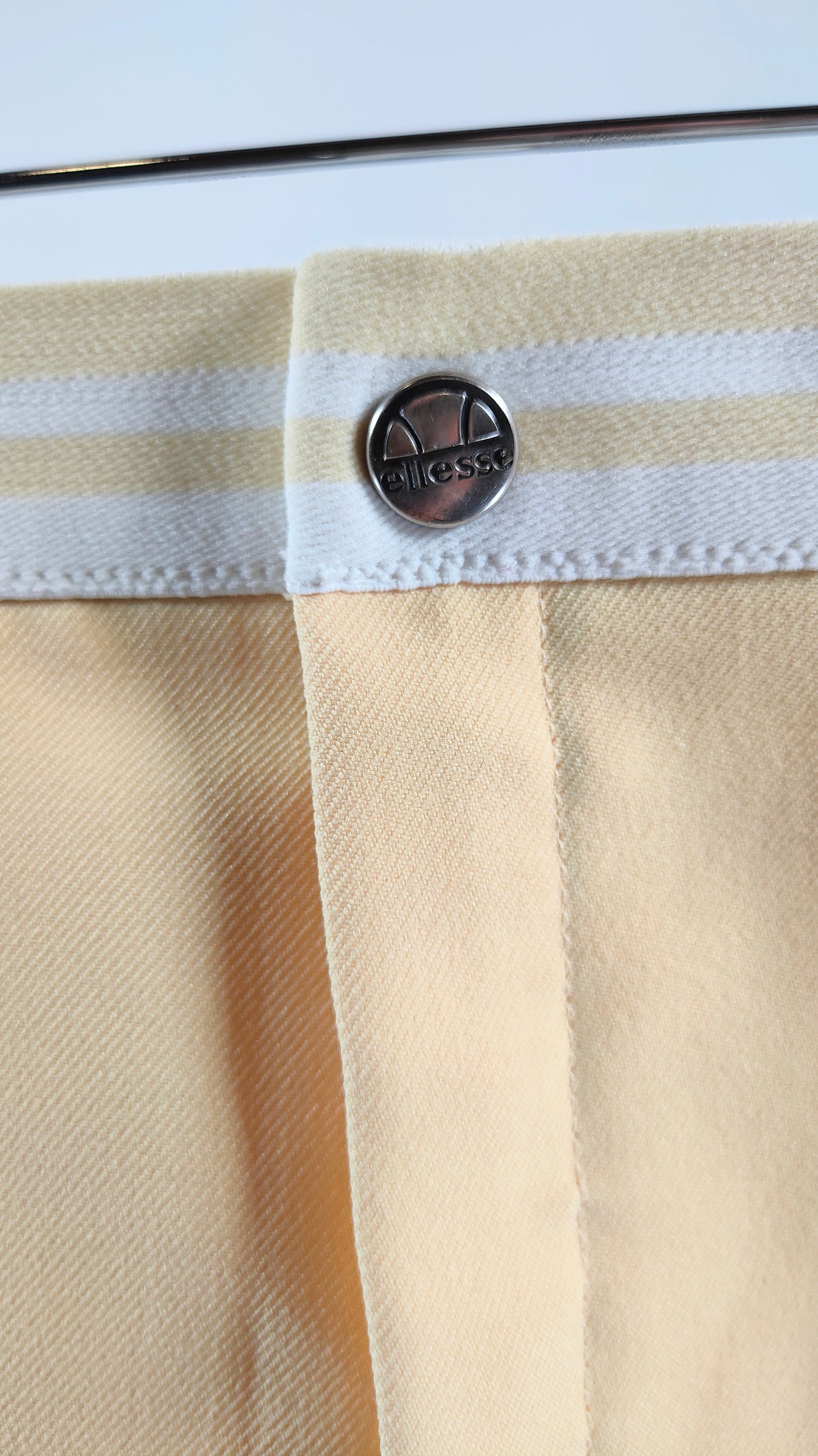 Short ellesse amarillo