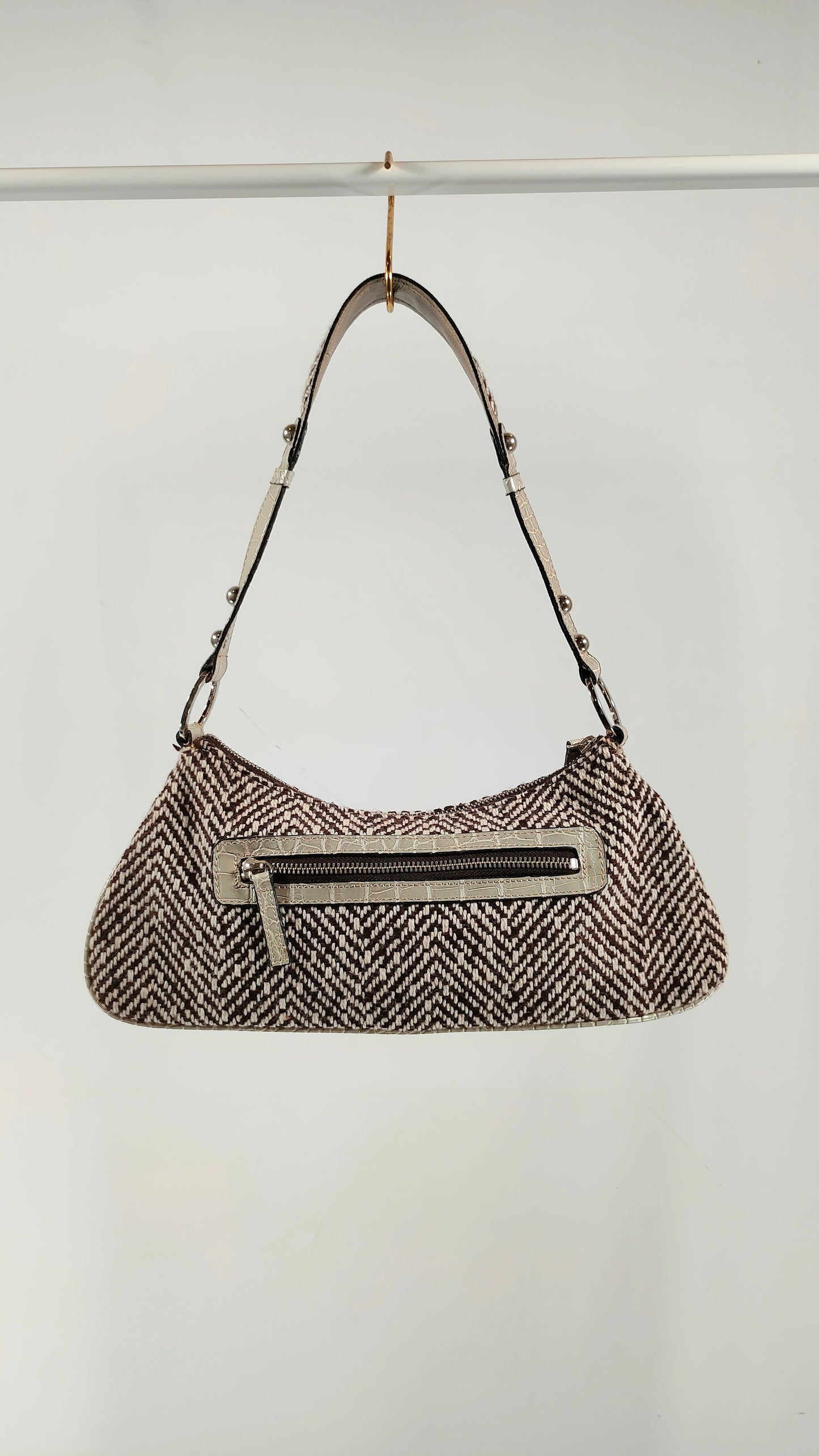 Bolsito Guess con apliques brillantes