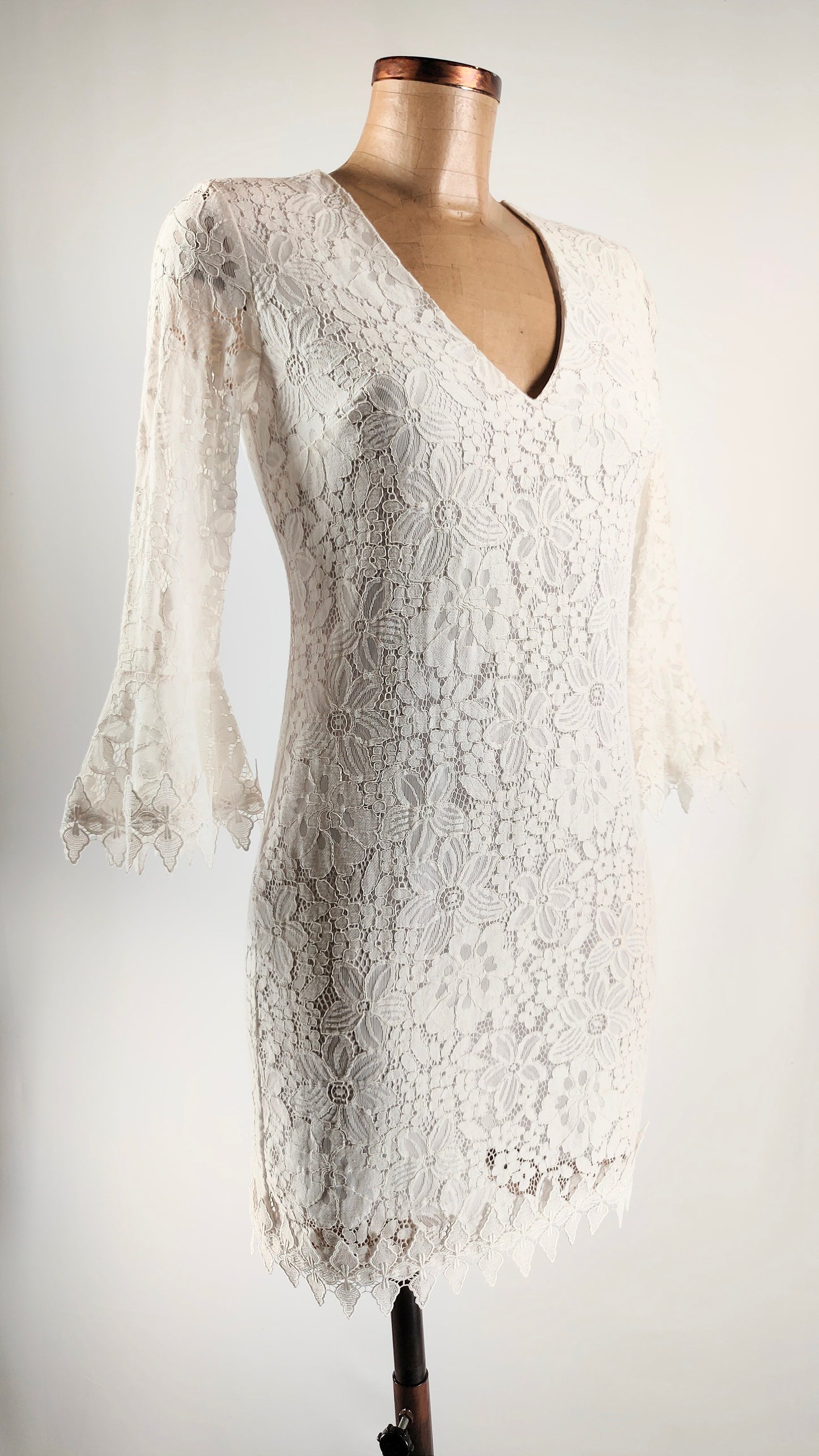 Vestido blanco Guess con encaje