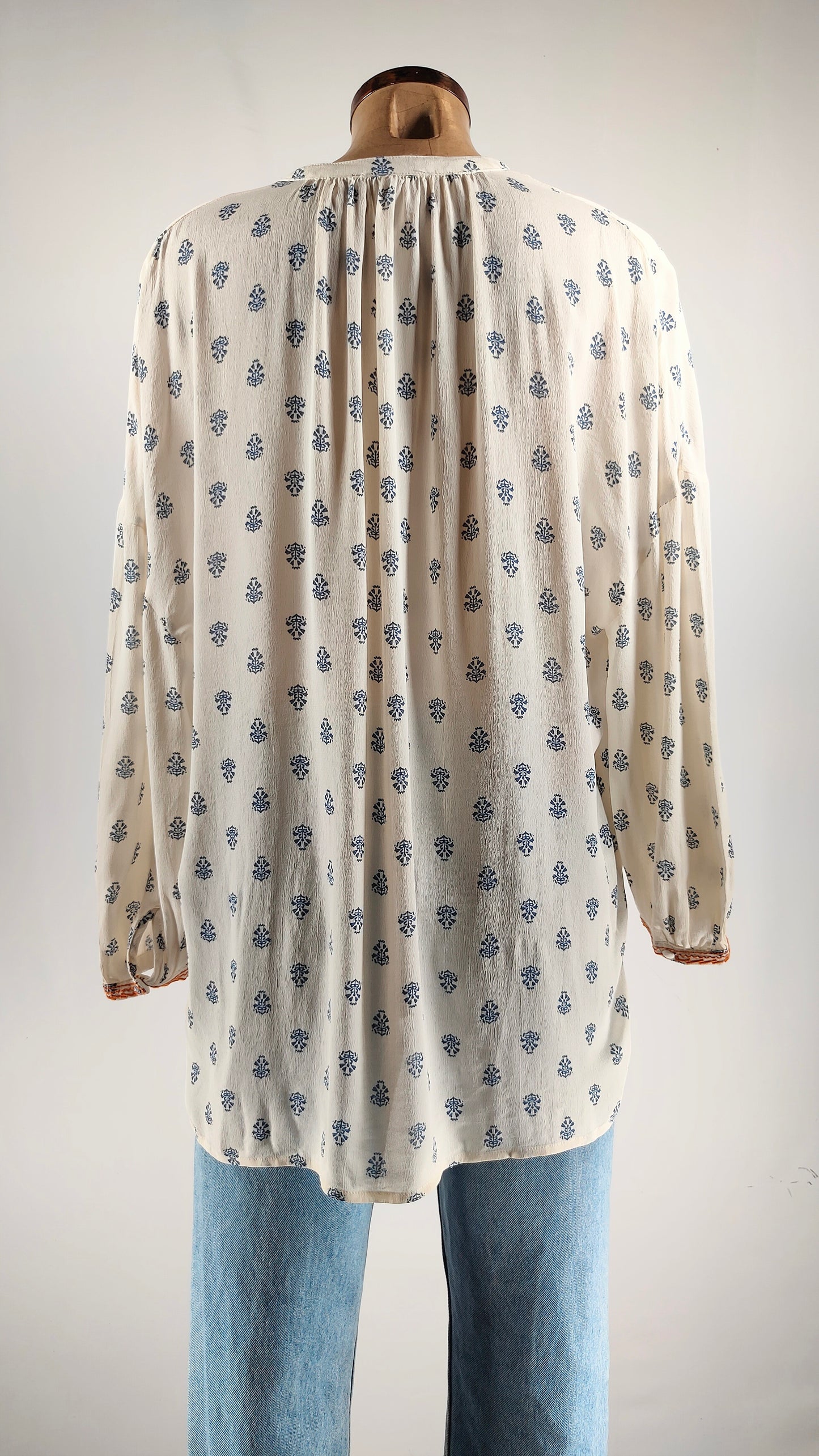 Blusa Tintoretto con apliques en escote