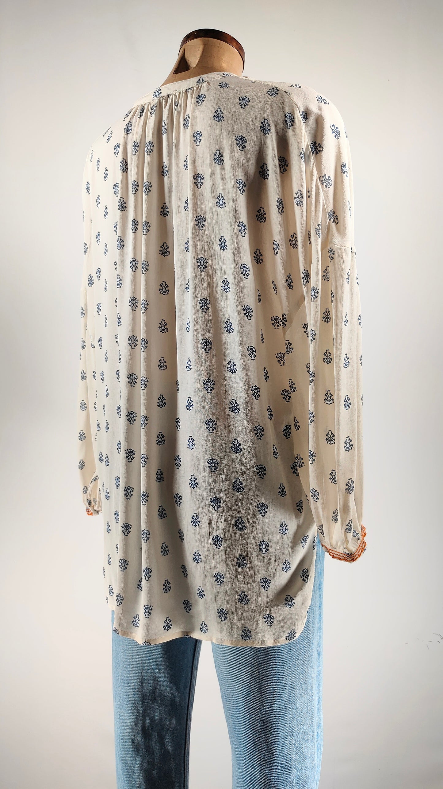 Blusa Tintoretto con apliques en escote