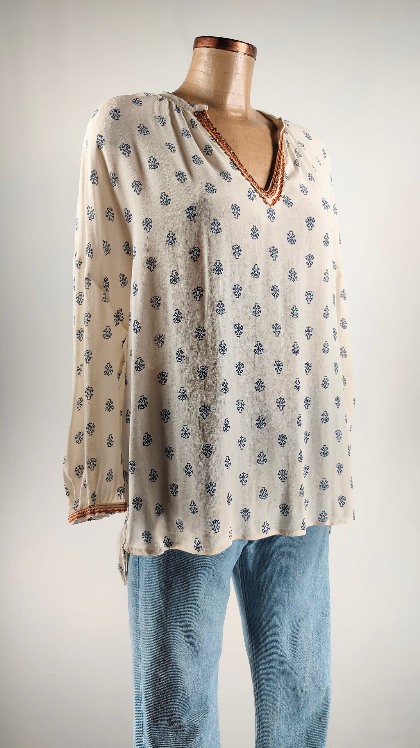 Blusa Tintoretto con apliques en escote