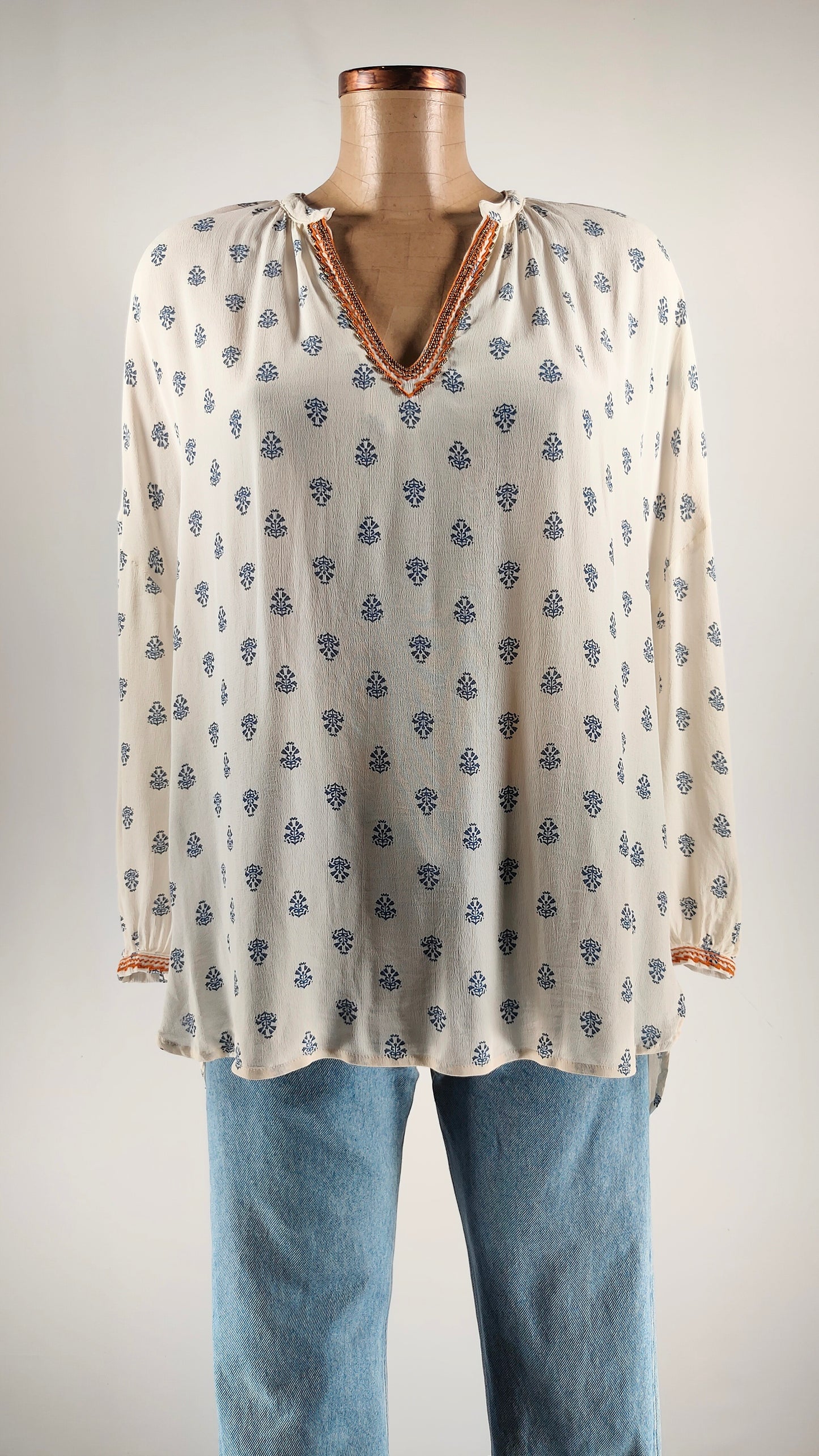 Blusa Tintoretto con apliques en escote