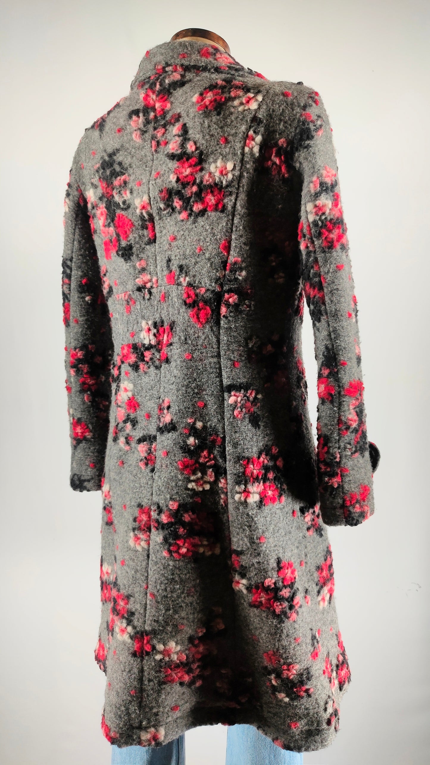 Abrigo con motivos florales gris