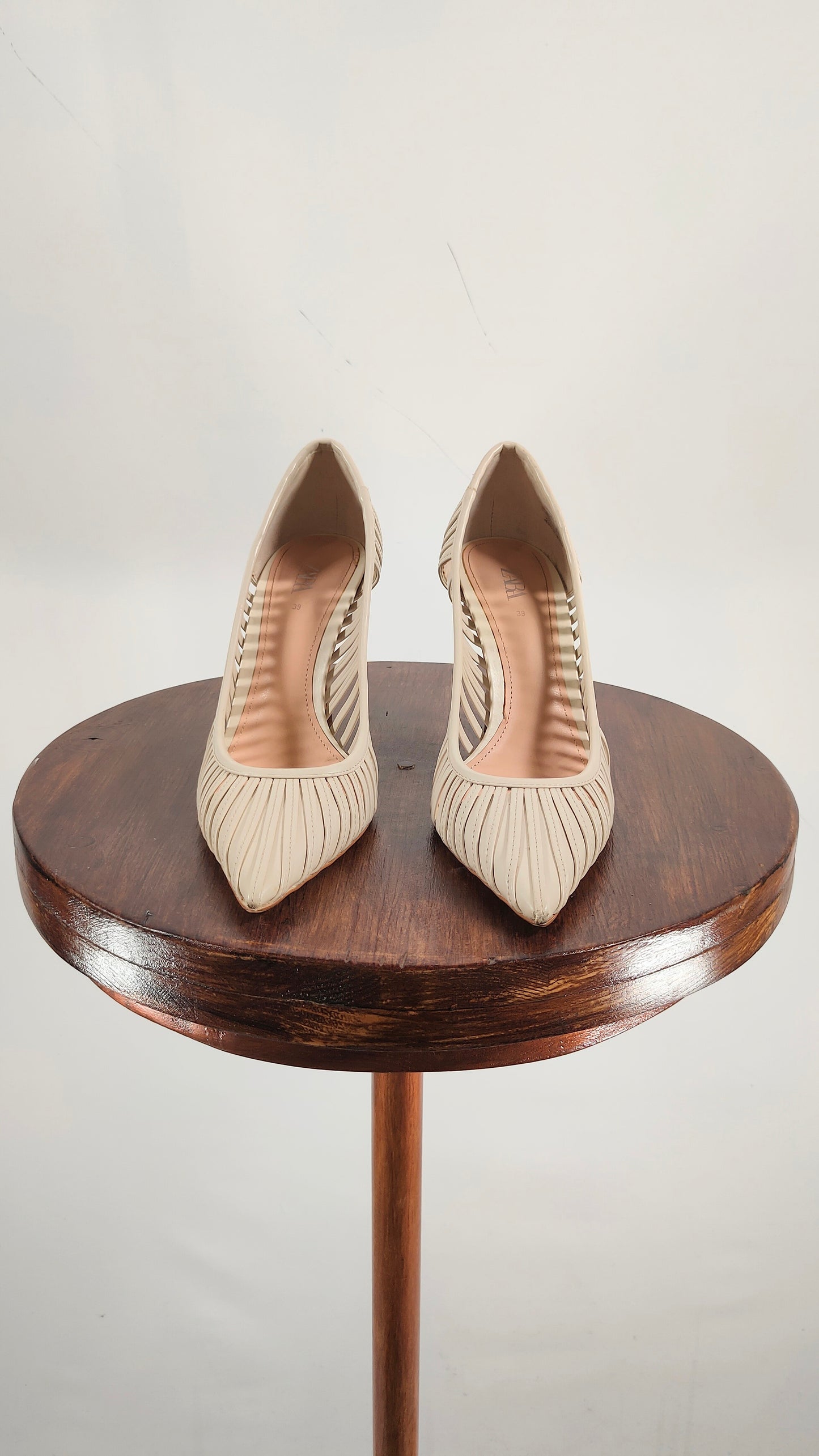 Zapatos de aguja con calado blancos
