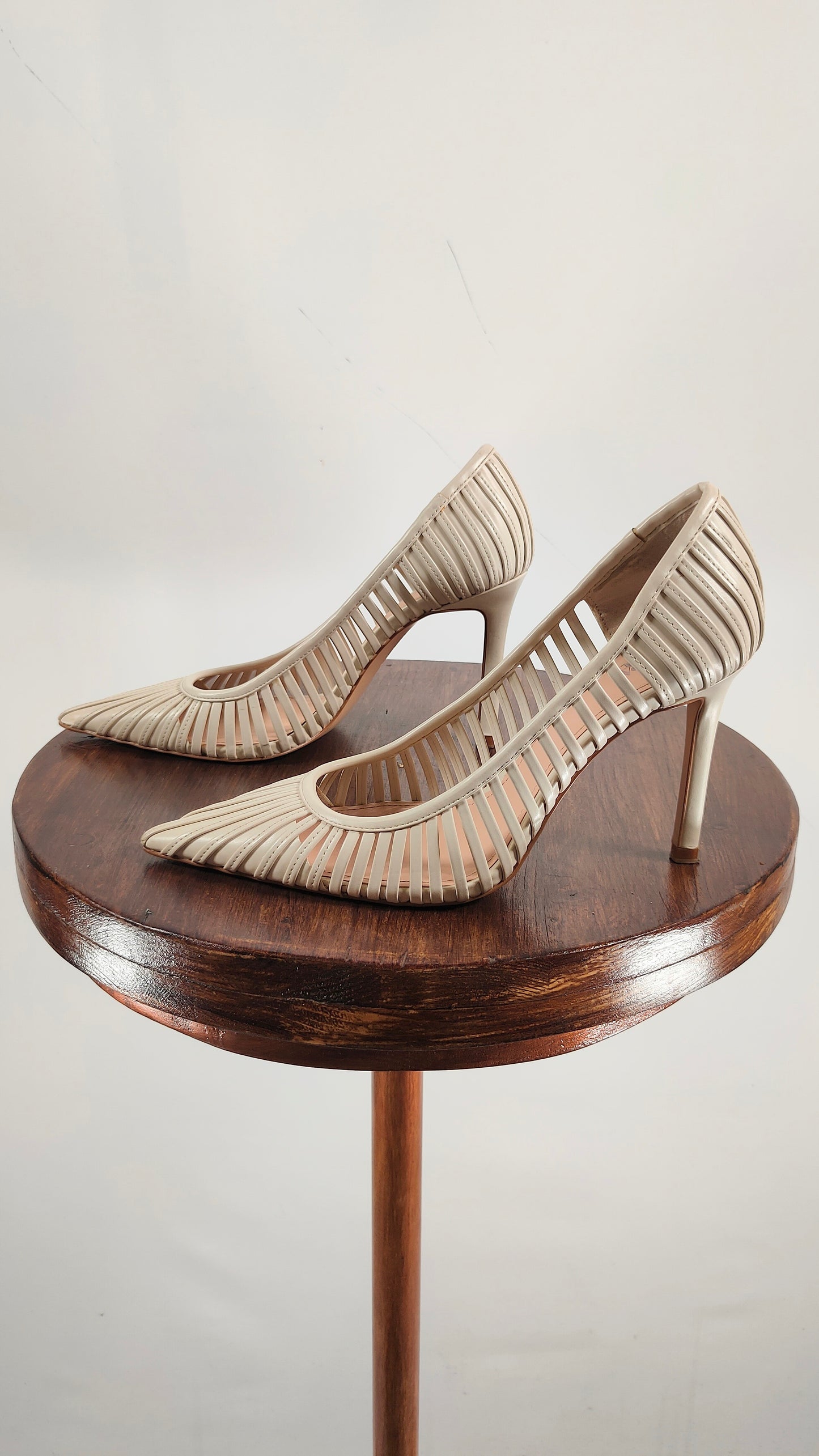 Zapatos de aguja con calado blancos