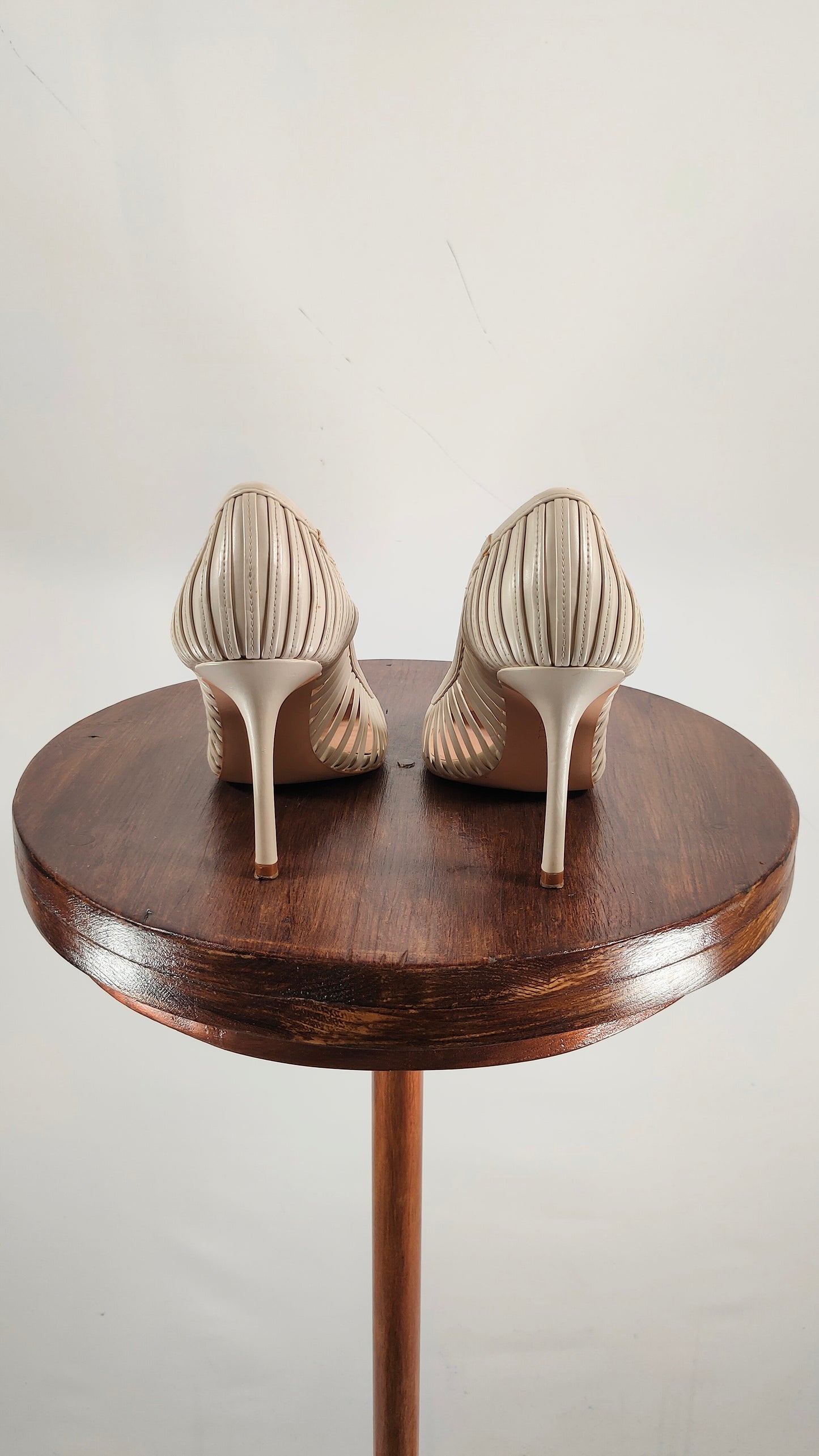 Zapatos de aguja con calado blancos