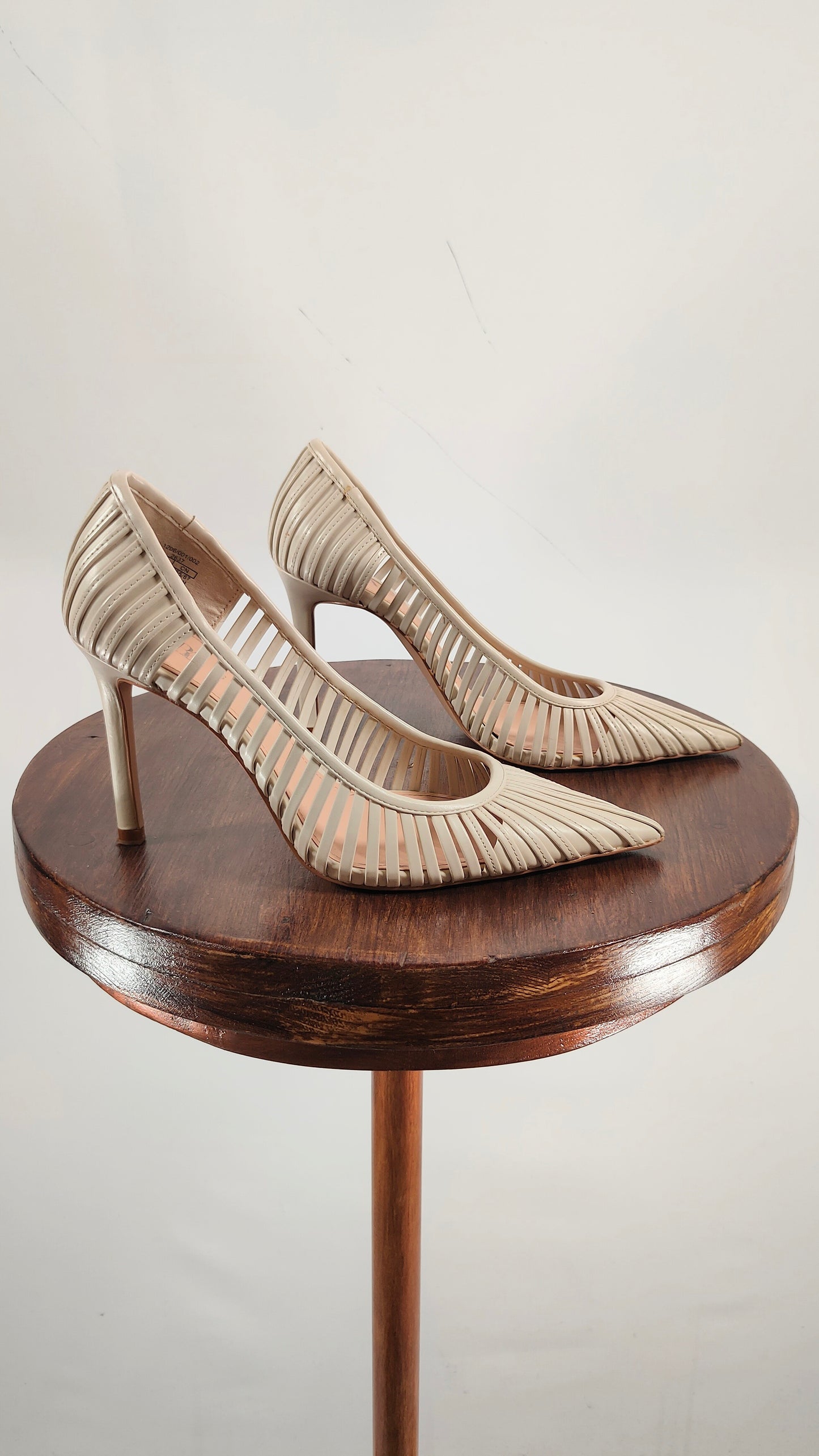 Zapatos de aguja con calado blancos