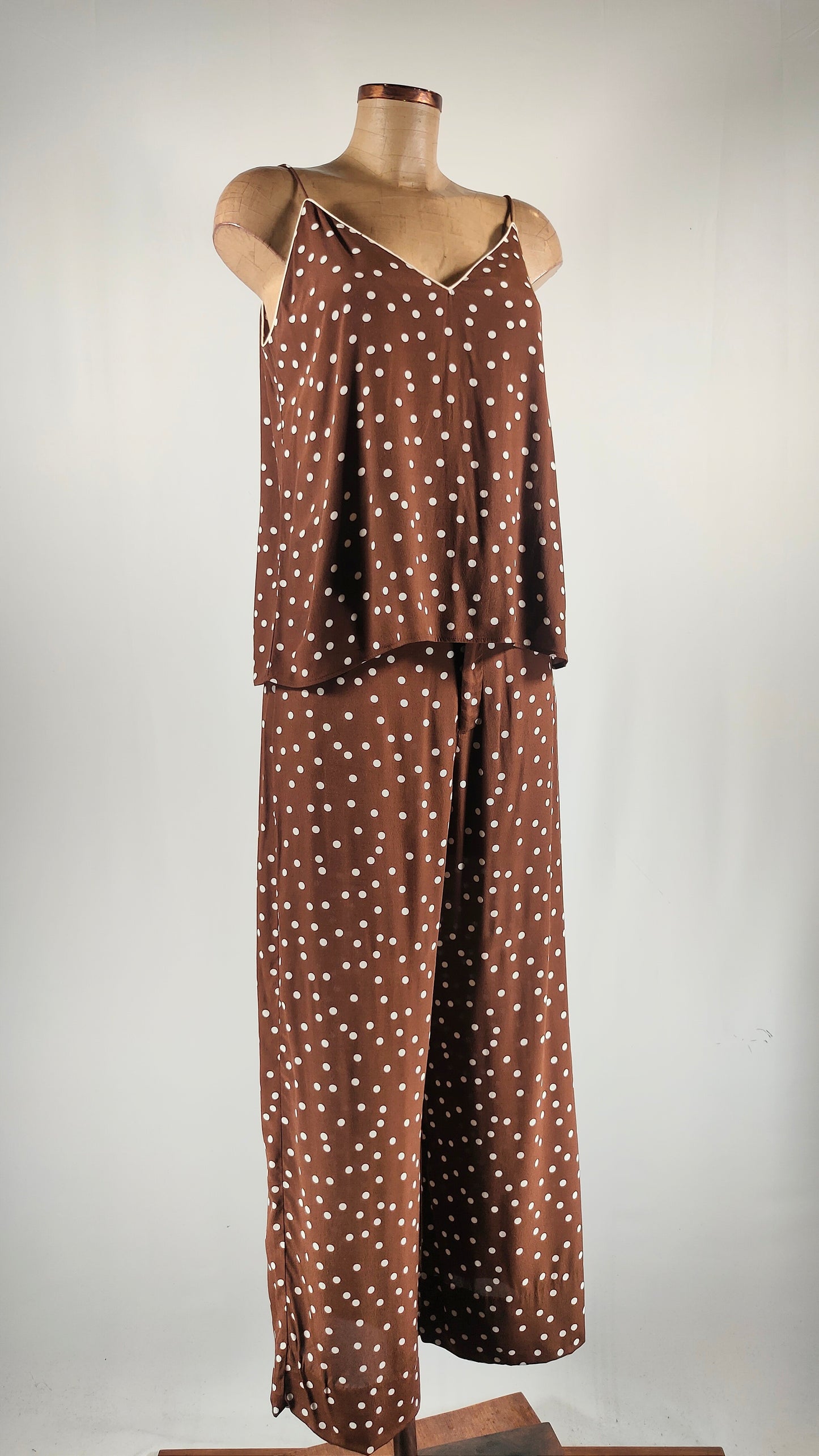 Traje marrón de pantalón y top a topos