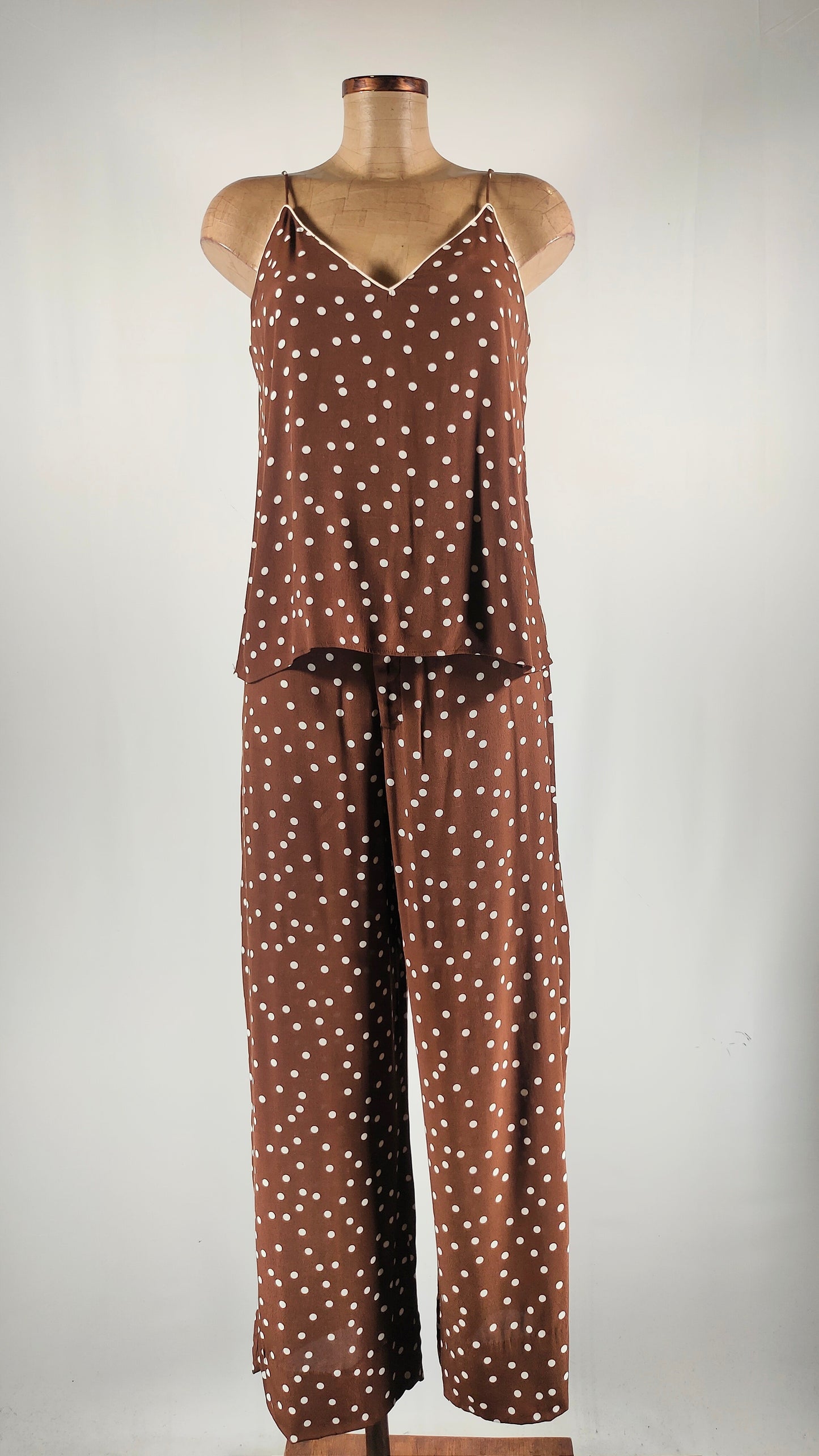 Traje marrón de pantalón y top a topos