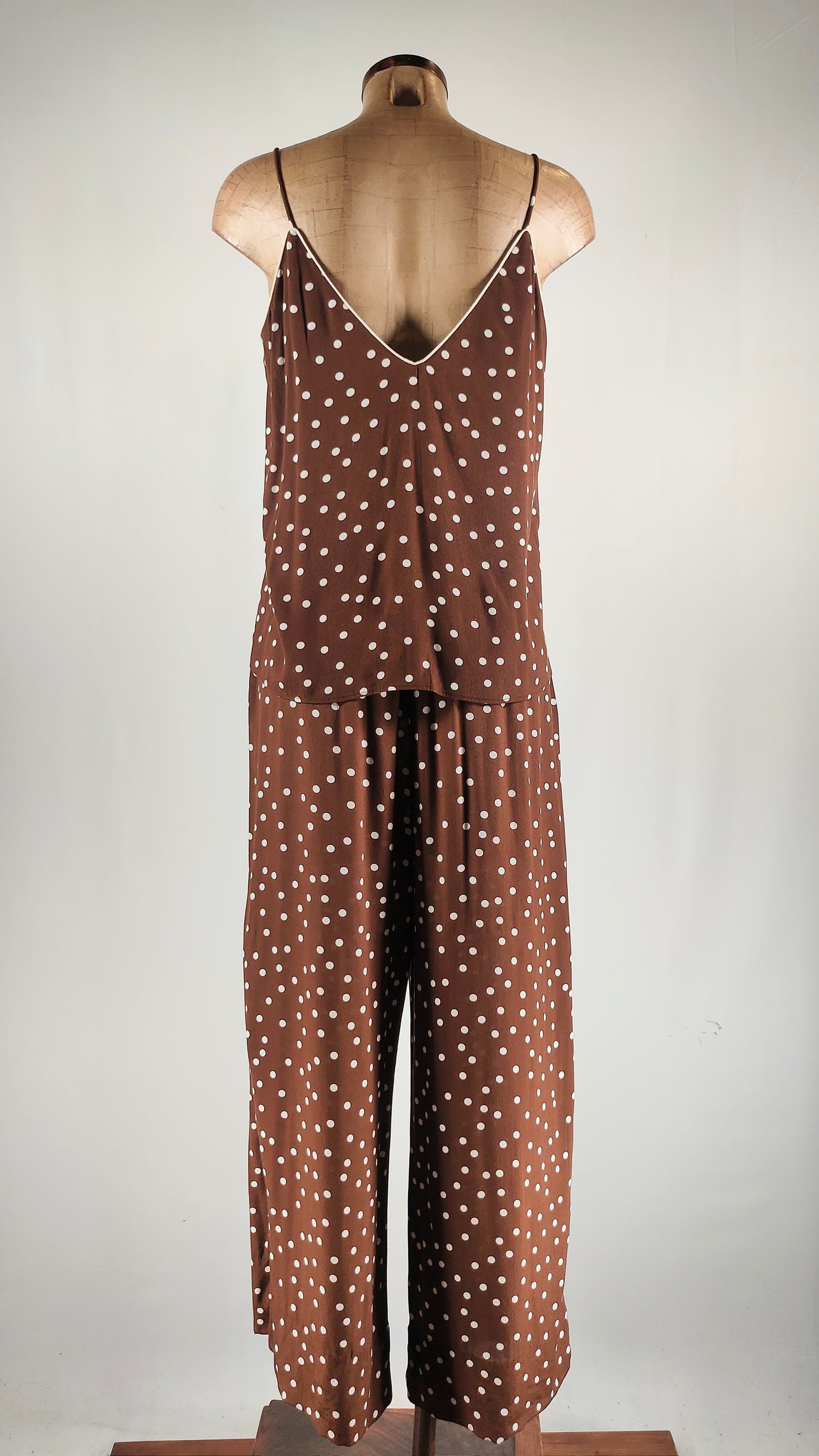 Traje marrón de pantalón y top a topos