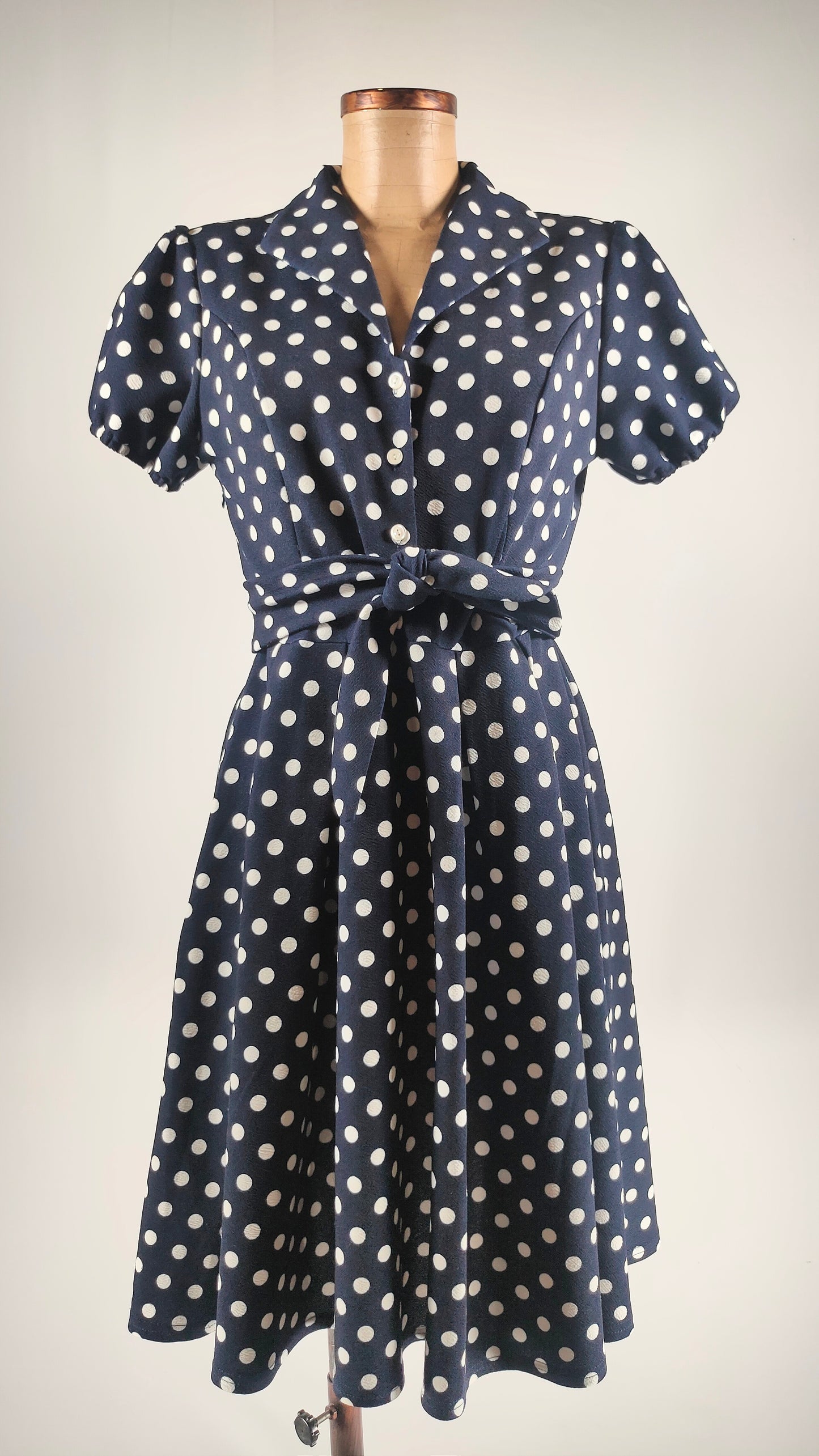 Vestido de topos con falda de vuelo