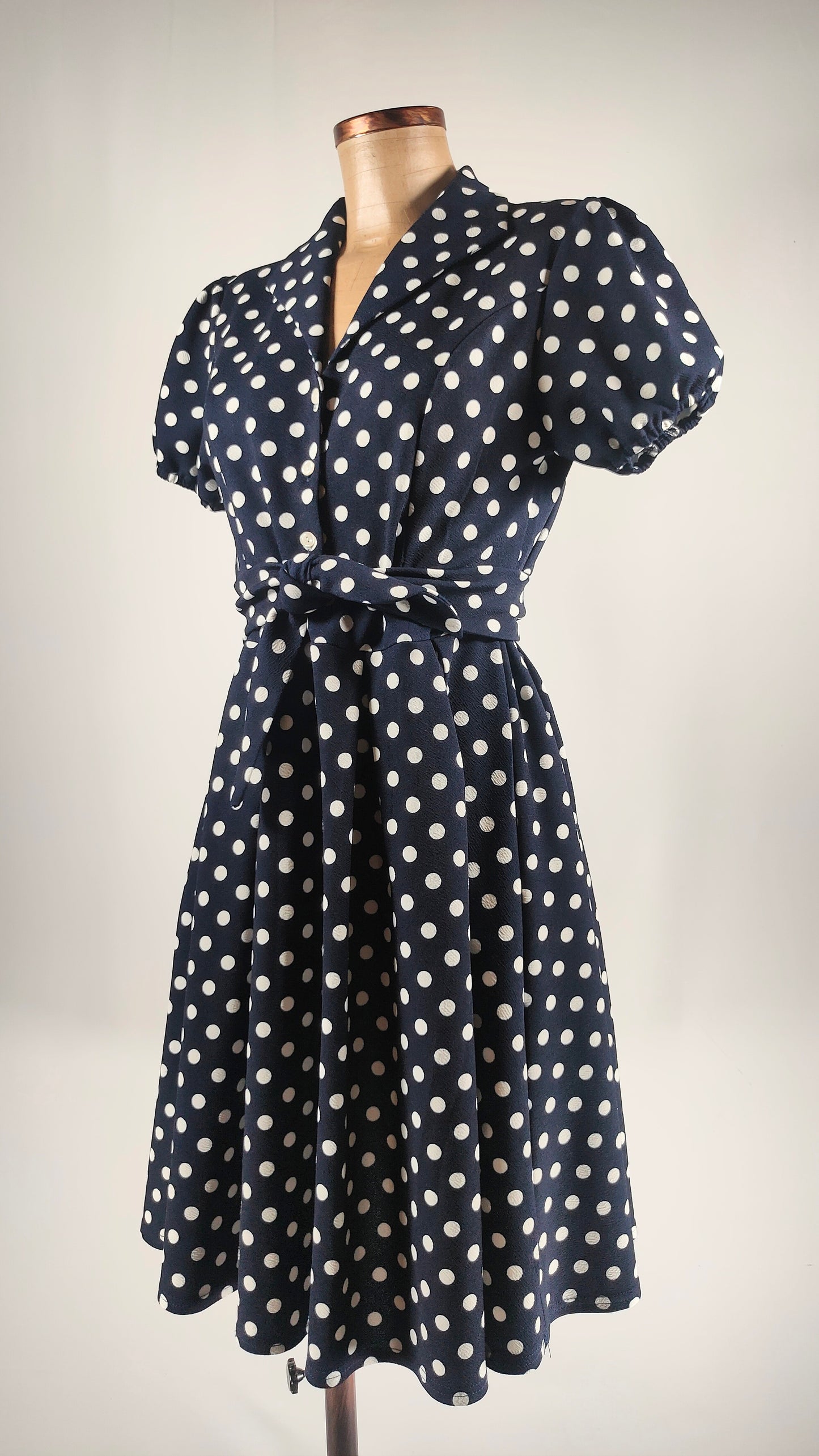 Vestido de topos con falda de vuelo