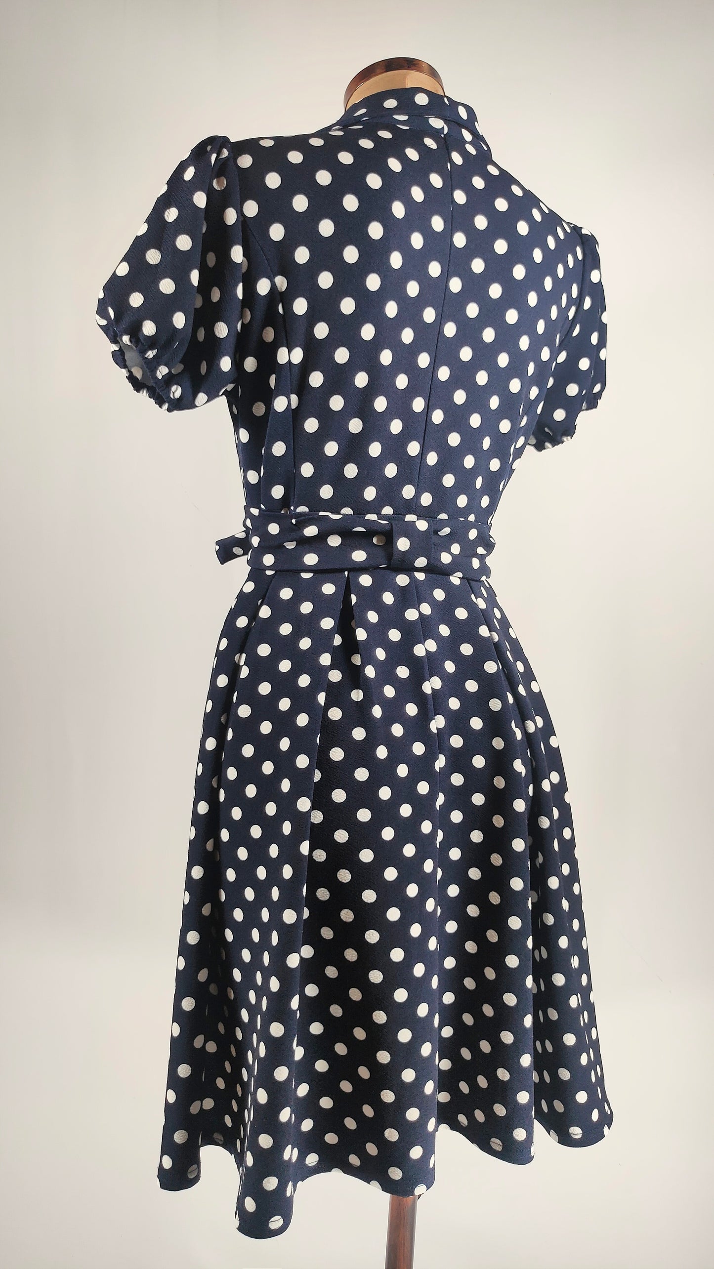 Vestido de topos con falda de vuelo