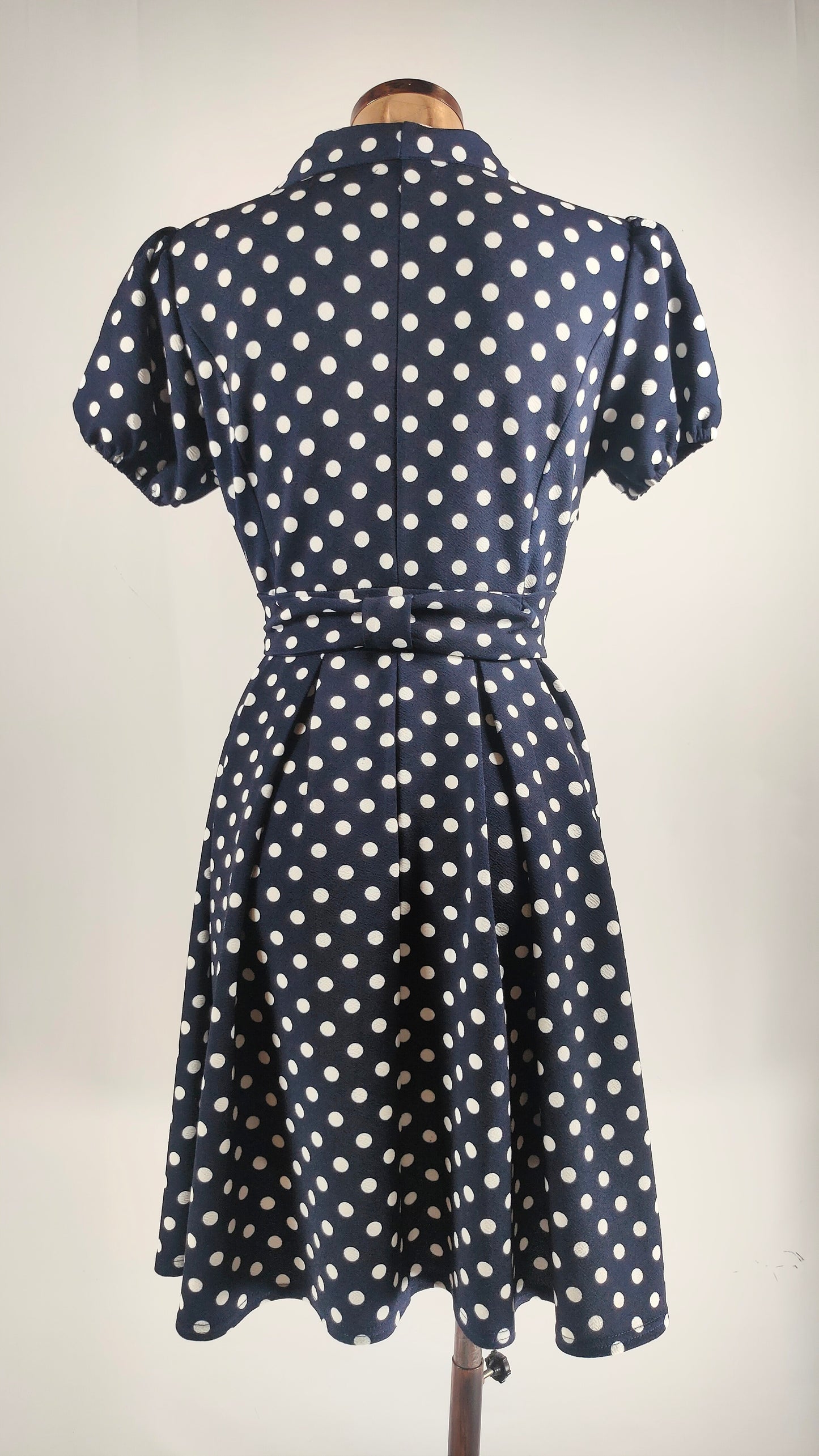 Vestido de topos con falda de vuelo