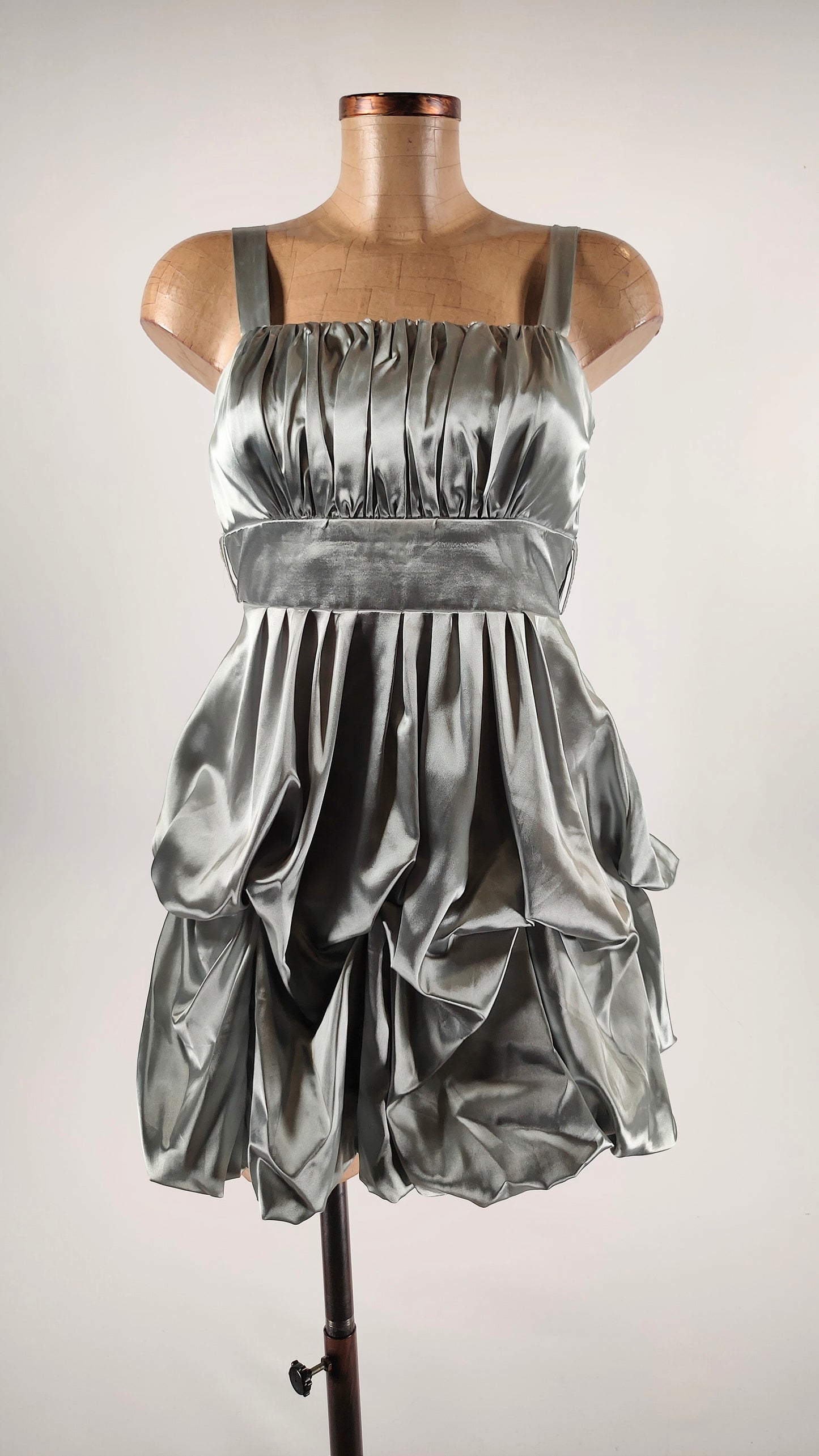Vestido cóctel plateado satinado