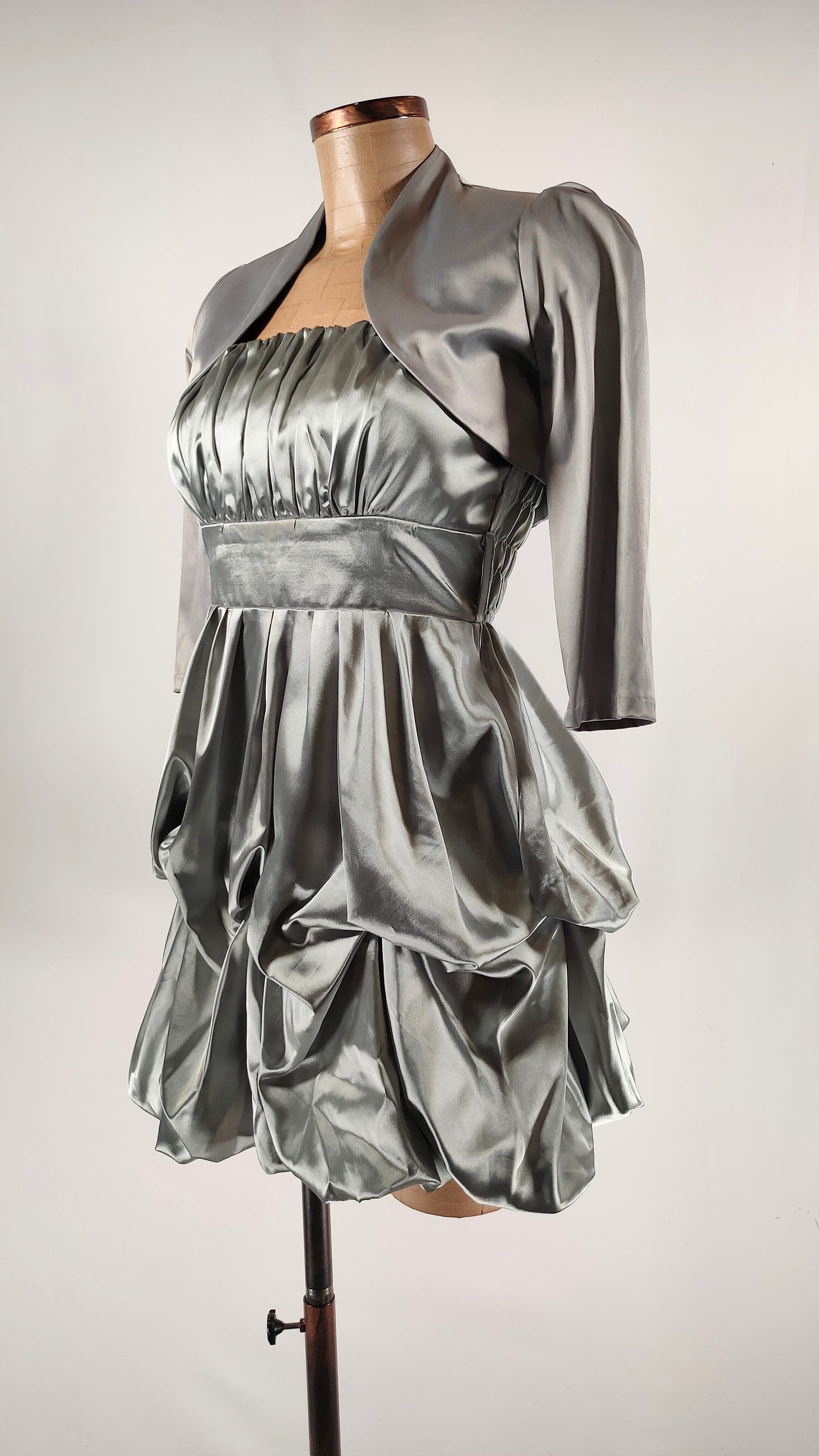 Vestido cóctel plateado satinado