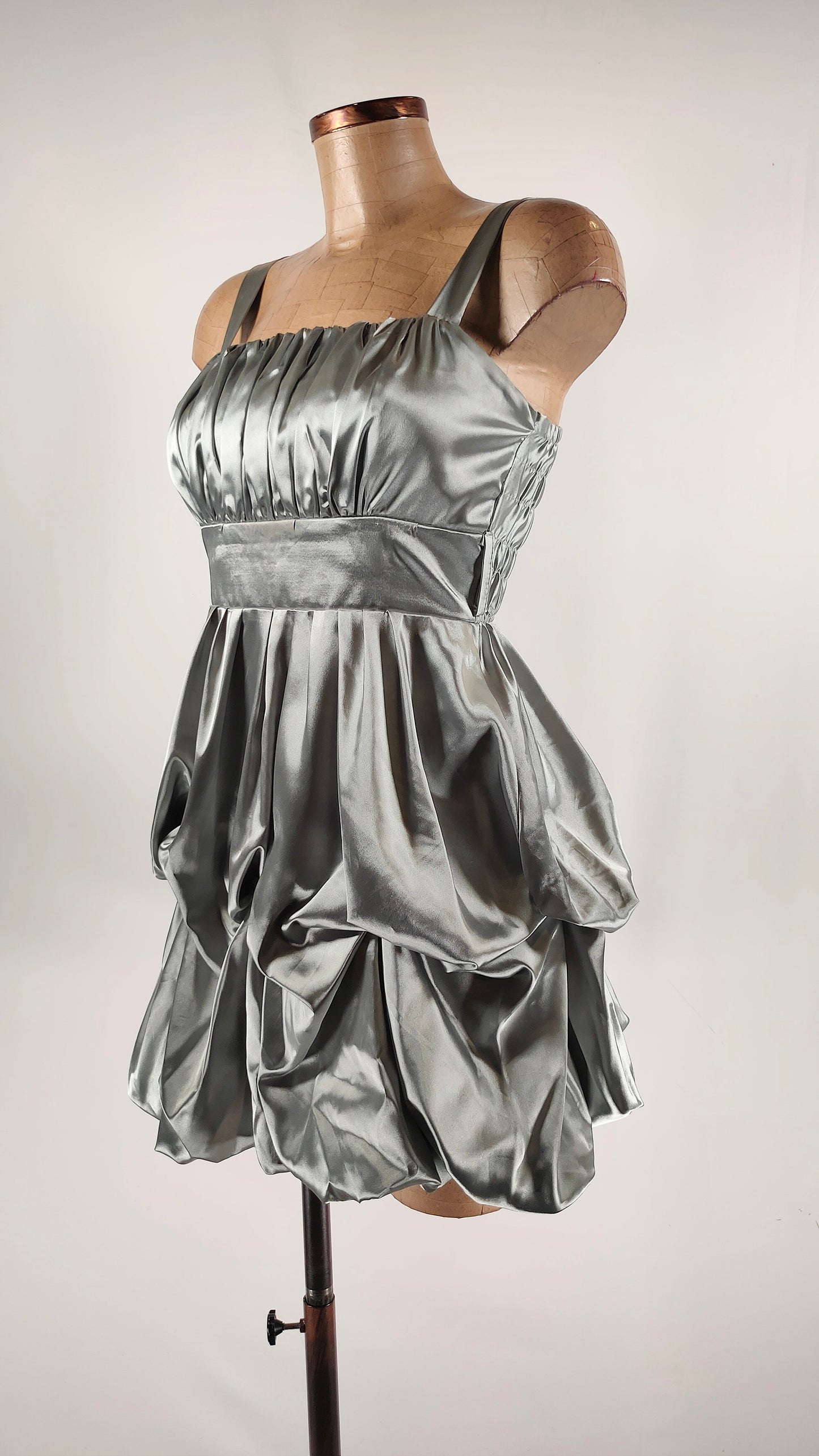 Vestido cóctel plateado satinado