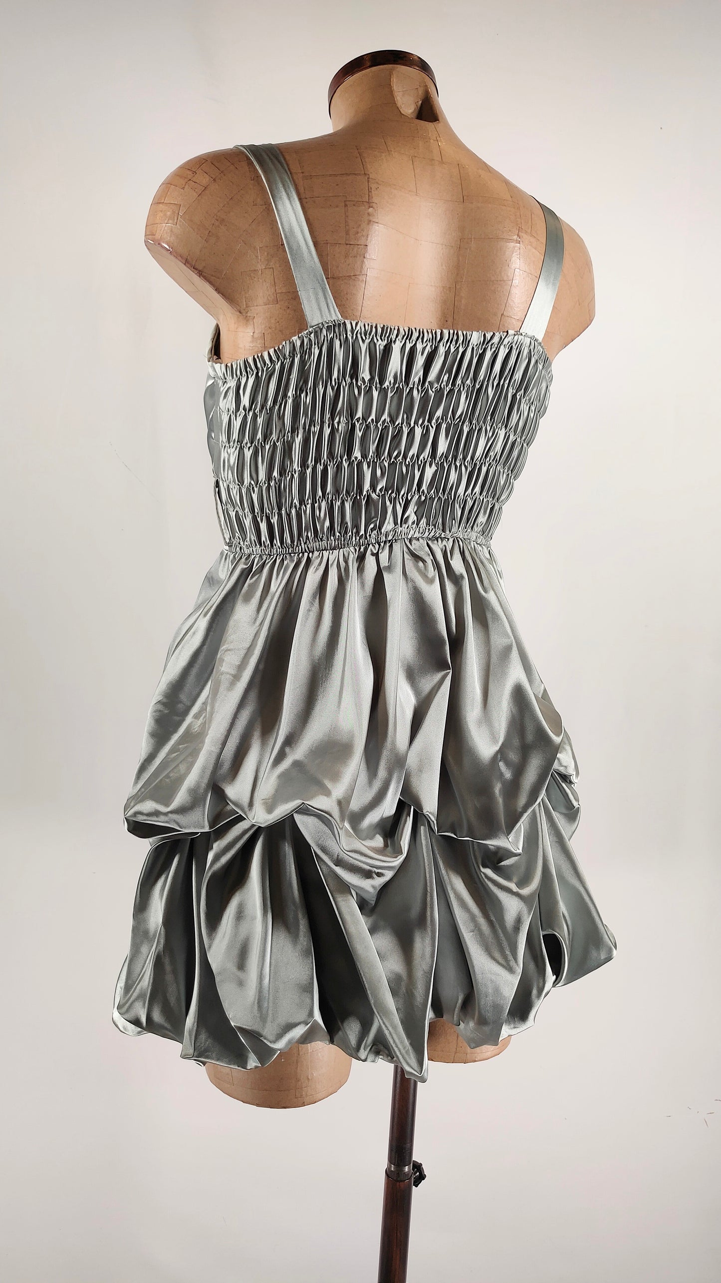 Vestido cóctel plateado satinado