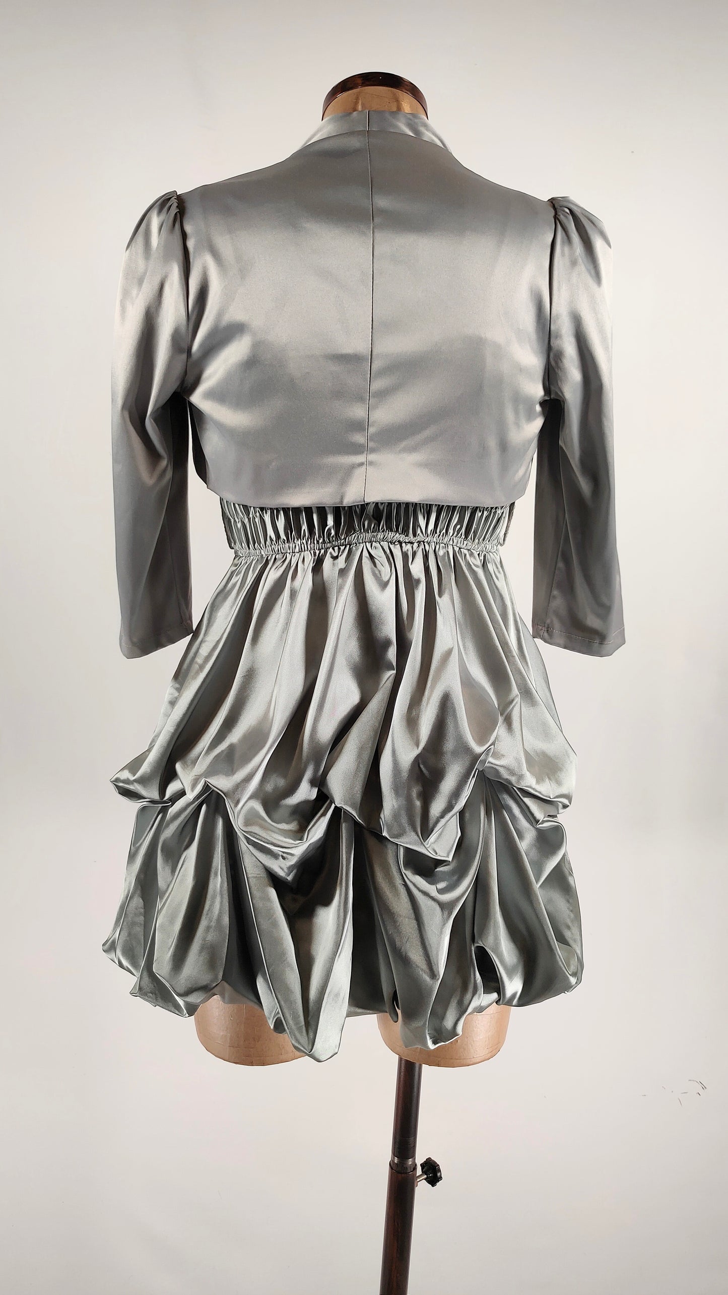 Vestido cóctel plateado satinado