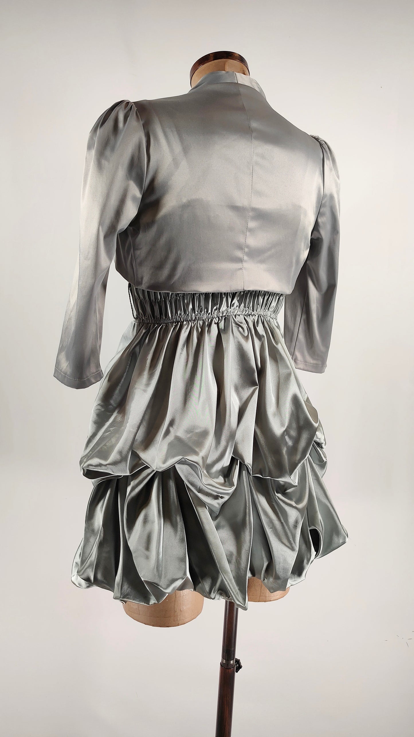 Vestido cóctel plateado satinado