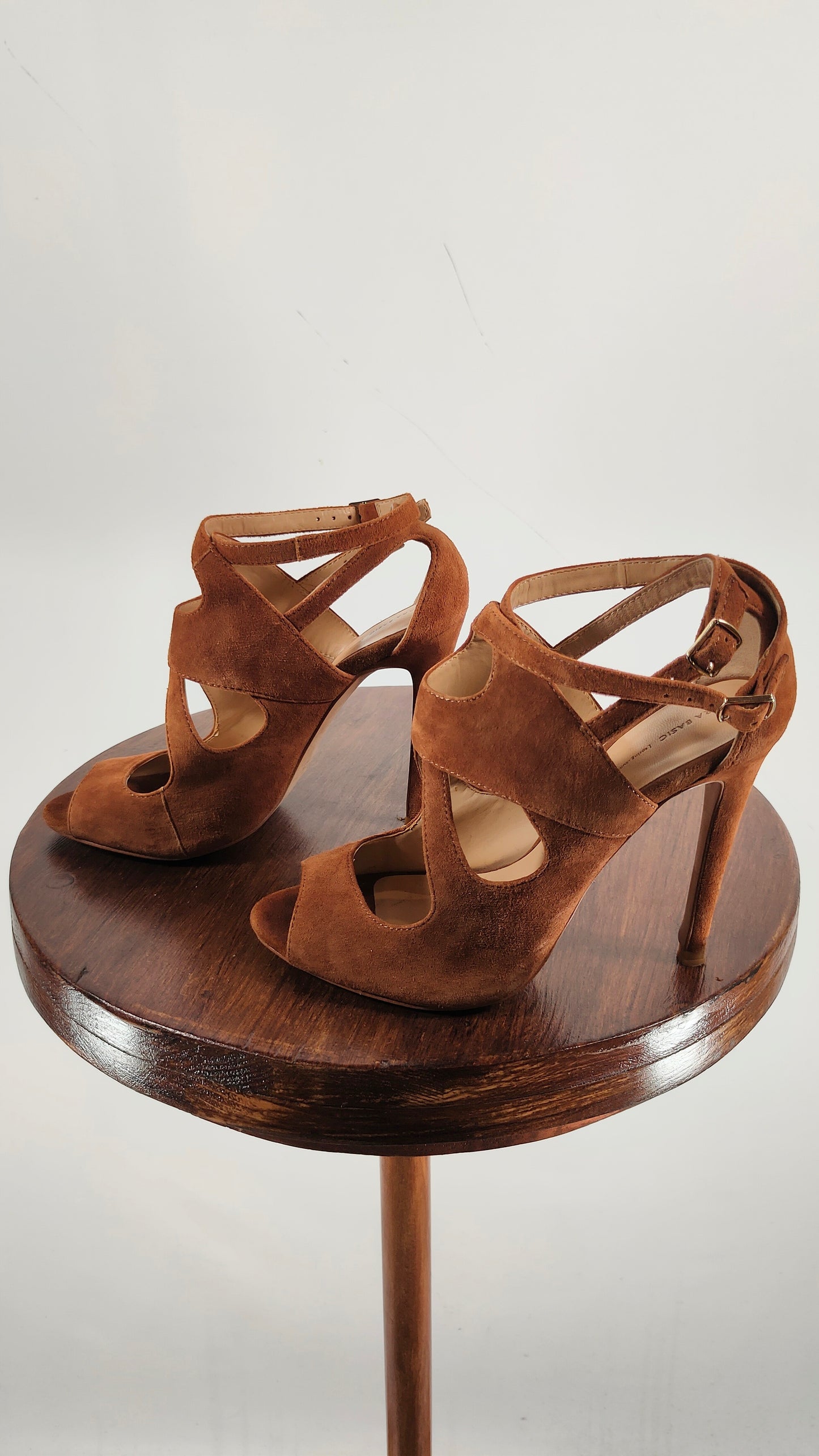 Zapato con oberturas de piel marrón