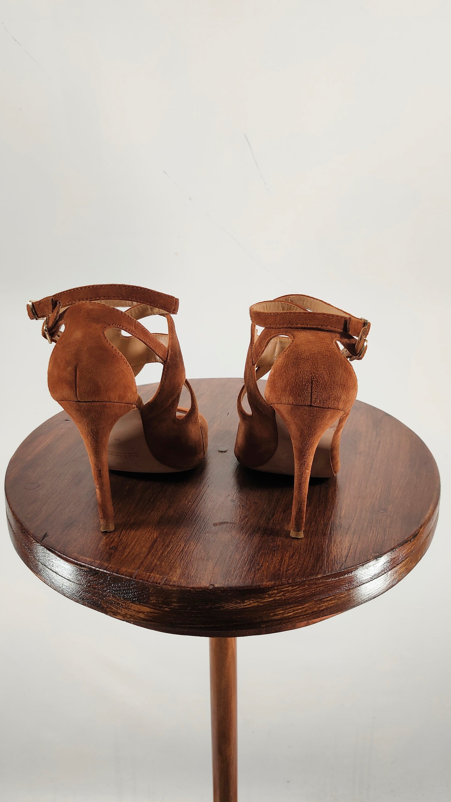 Zapato con oberturas de piel marrón