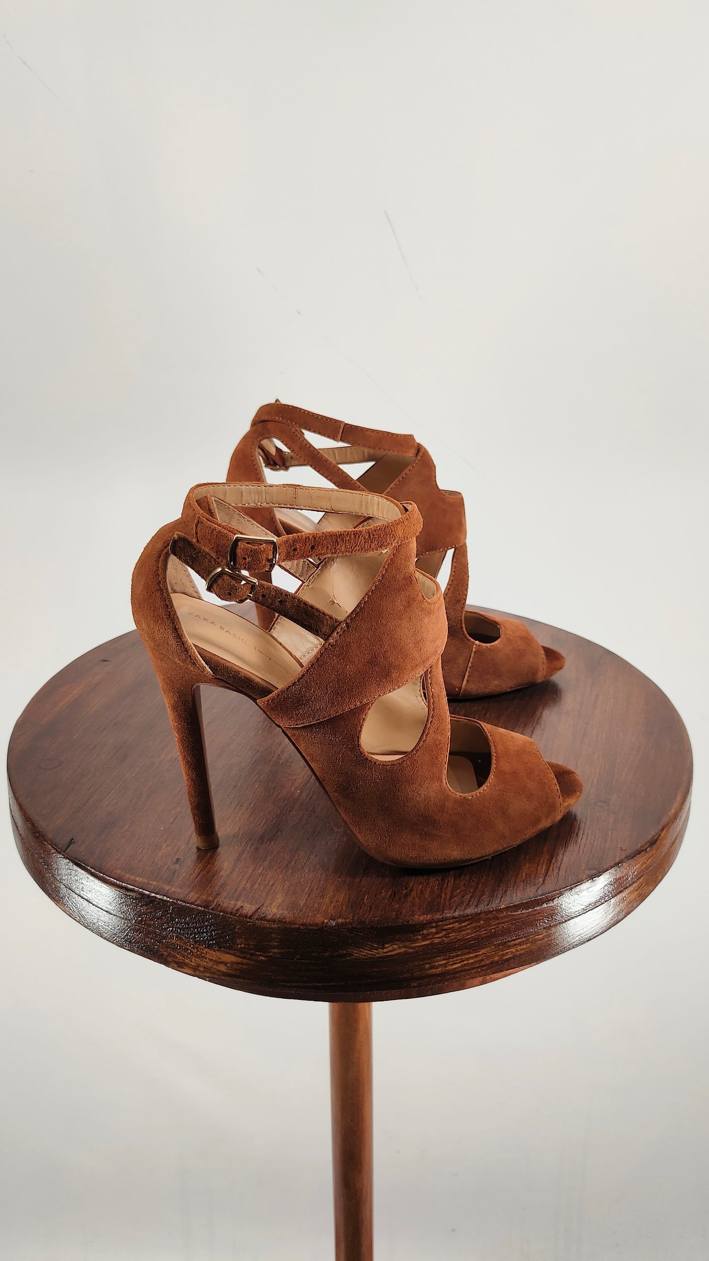Zapato con oberturas de piel marrón