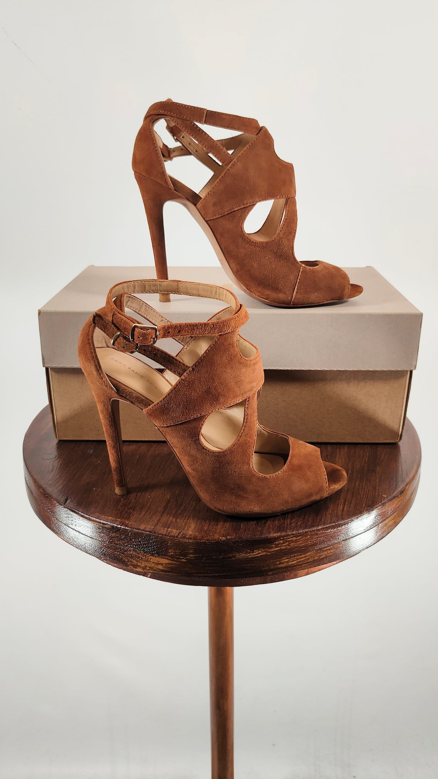 Zapato con oberturas de piel marrón
