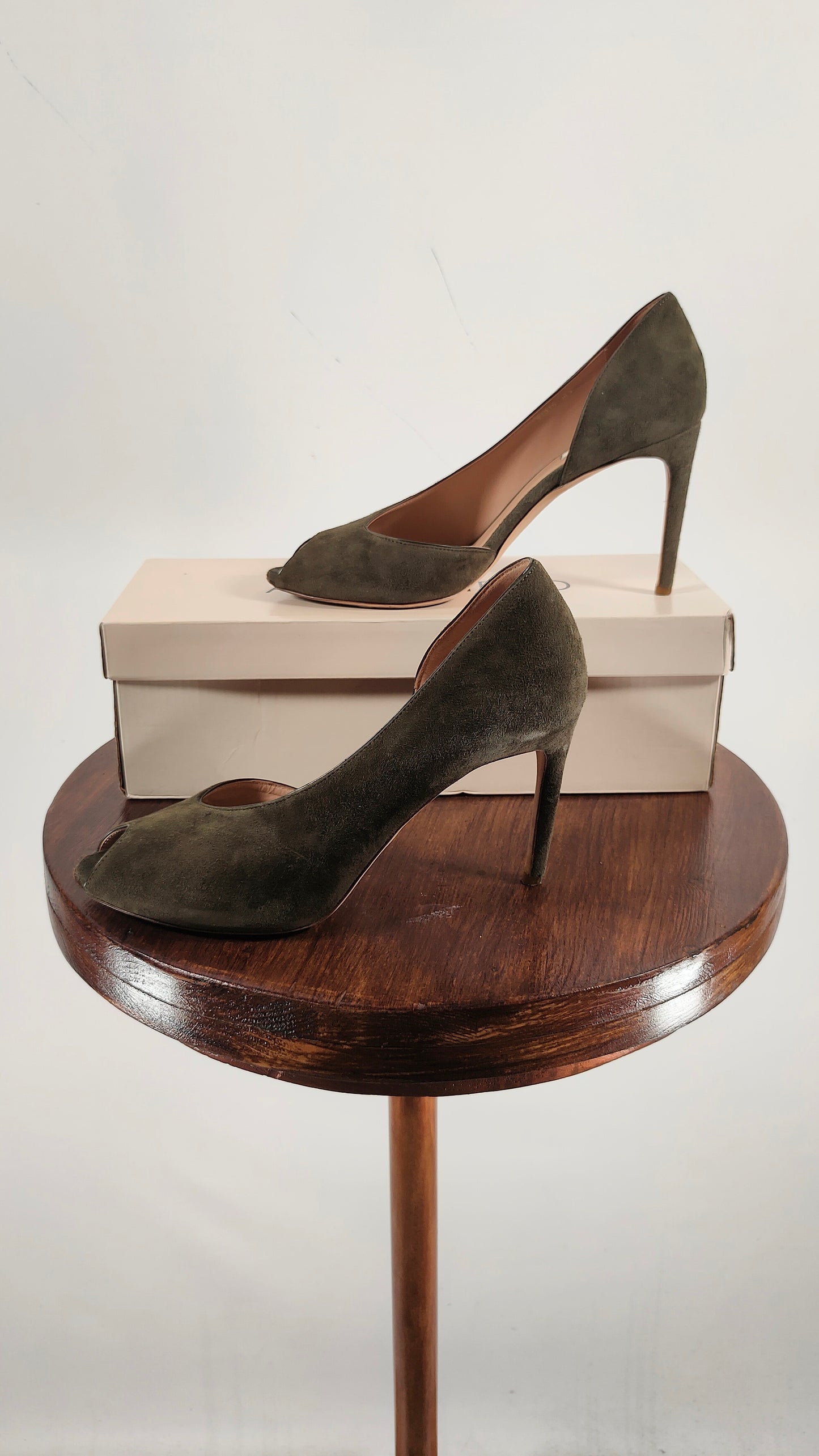 Zapato de ante verde con obertura L.K.Bennett