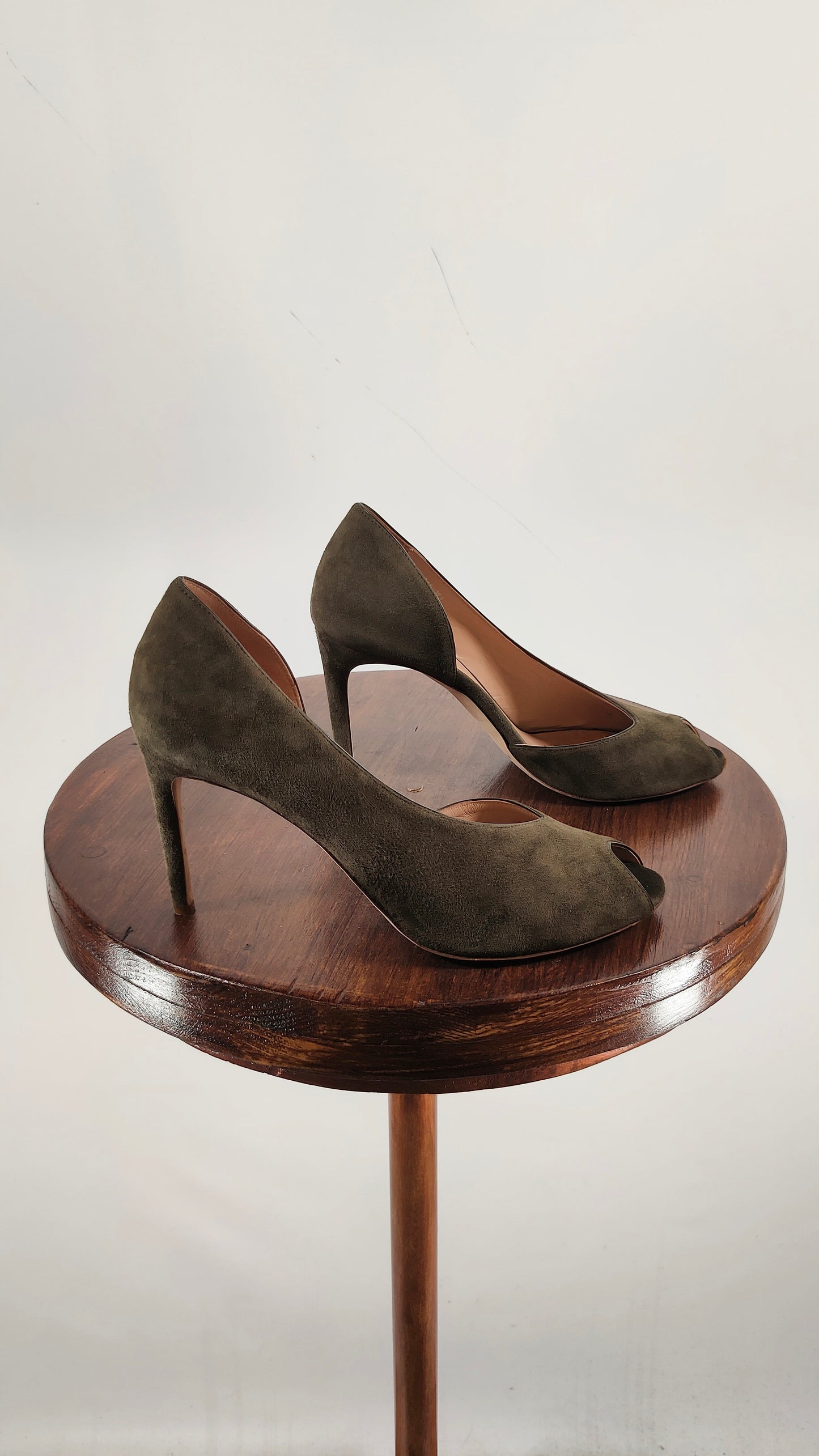 Zapato de ante verde con obertura L.K.Bennett