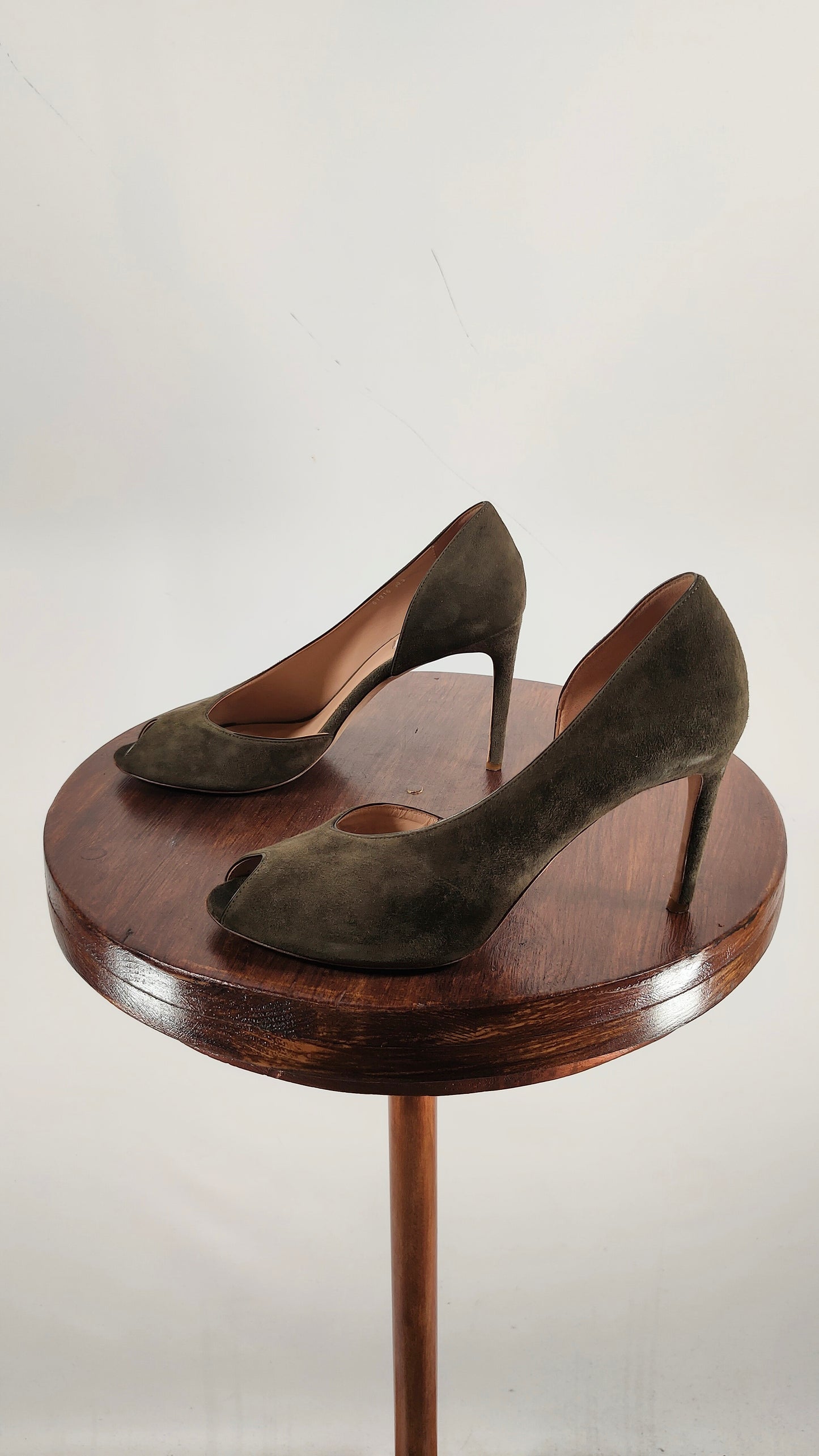 Zapato de ante verde con obertura L.K.Bennett