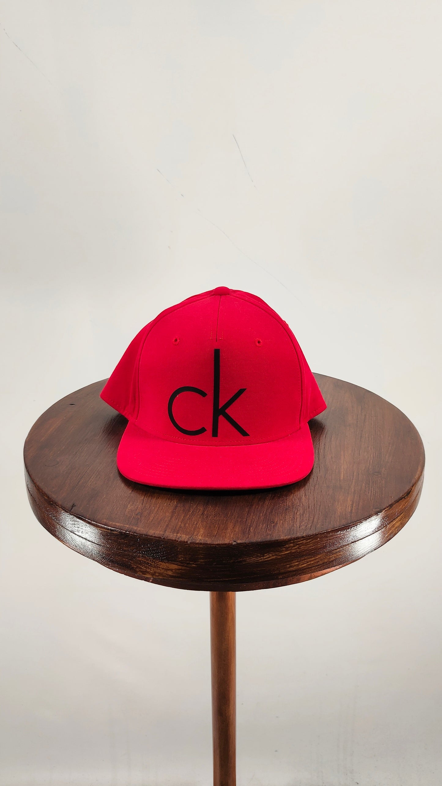 Gorra roja Calvin Klein