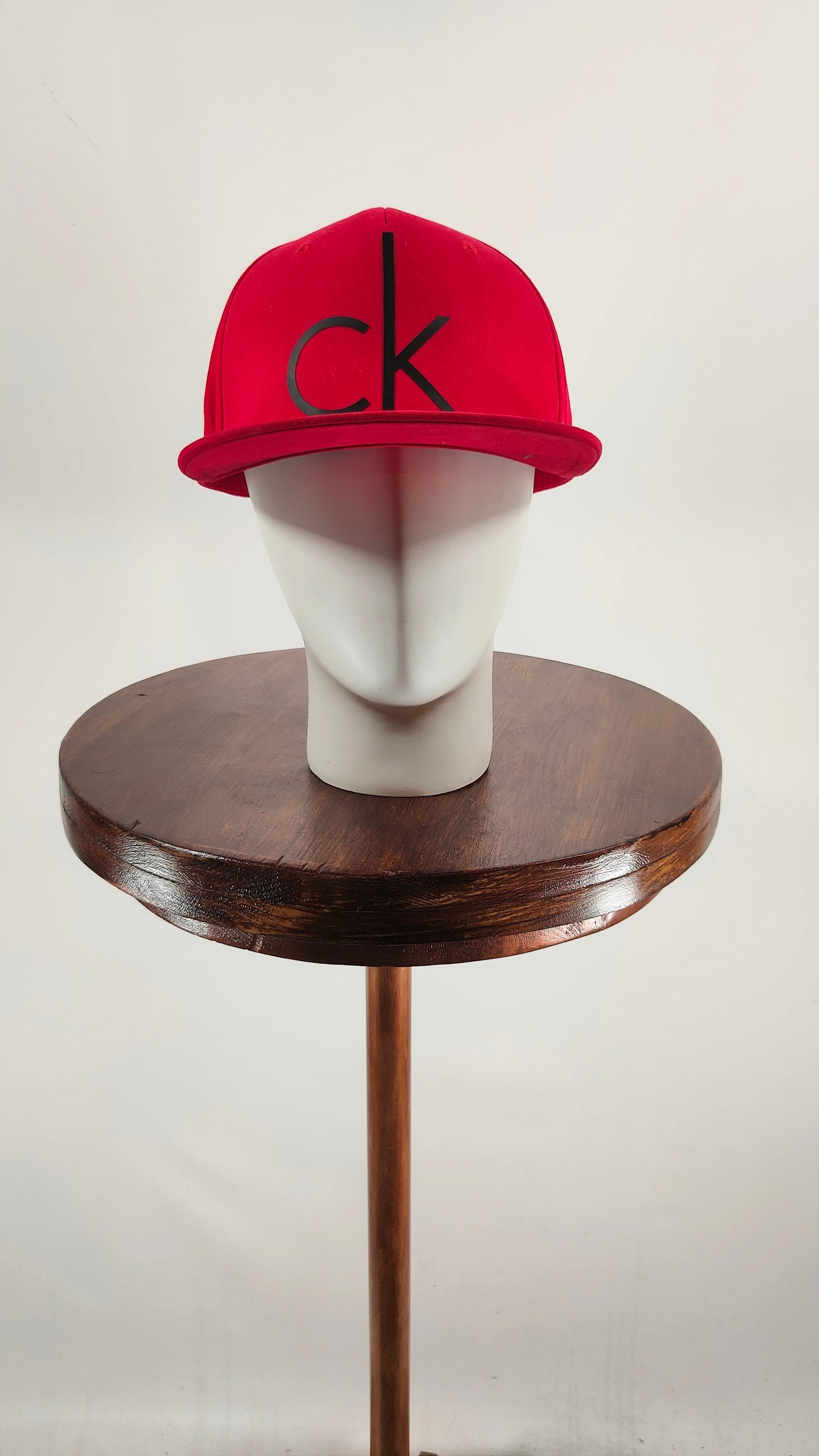 Gorra roja Calvin Klein