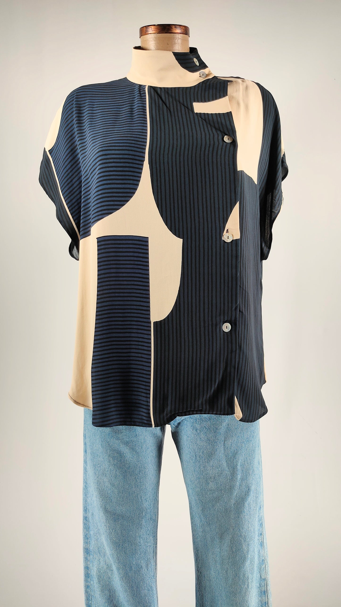 Camisa con estampado geométrico azul