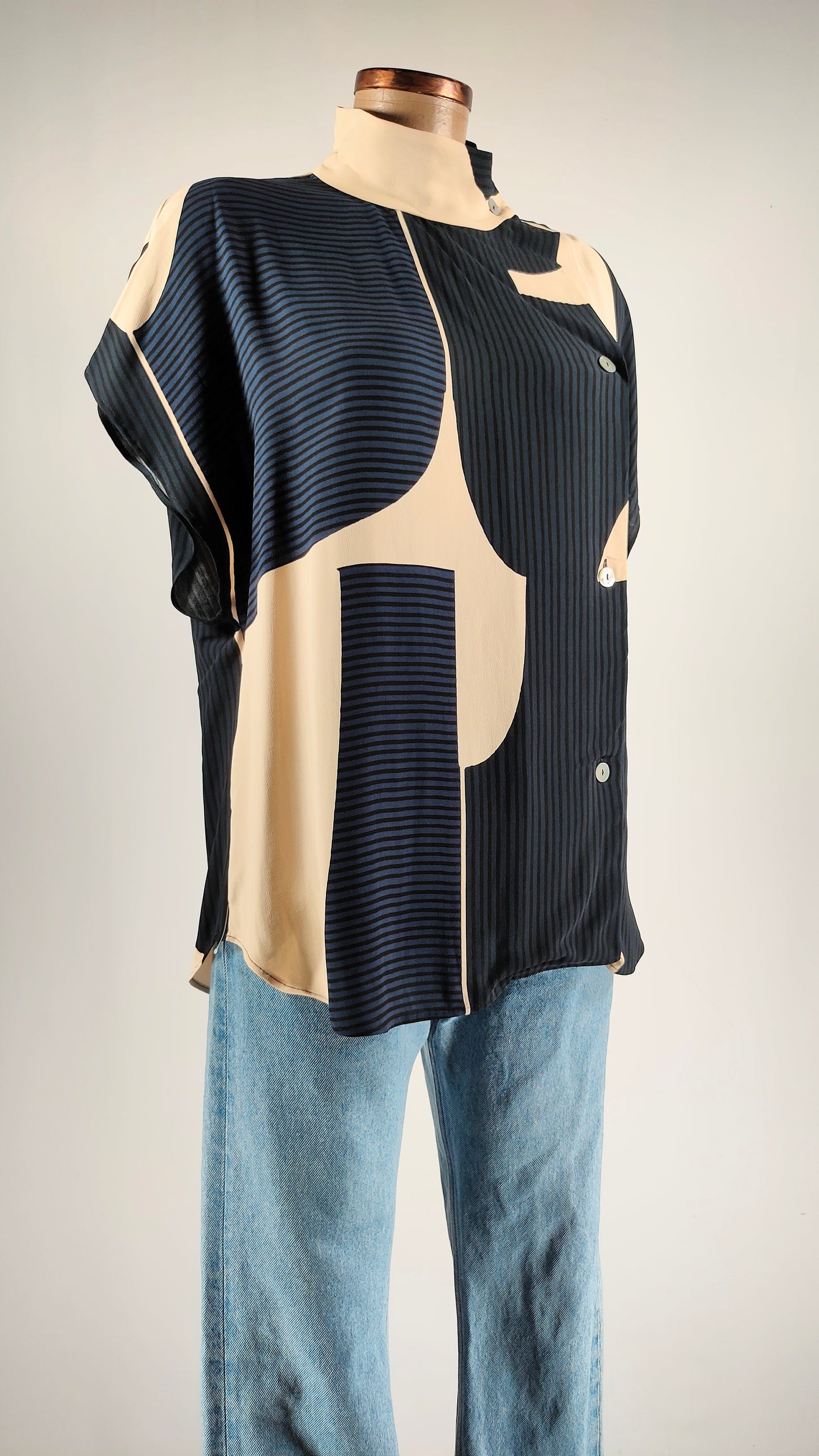 Camisa con estampado geométrico azul