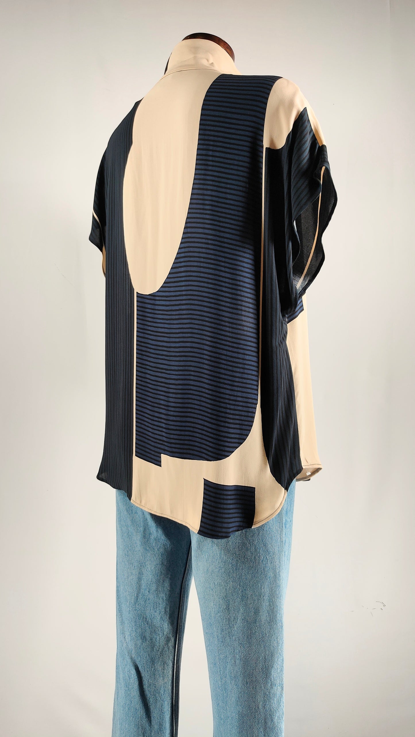 Camisa con estampado geométrico azul