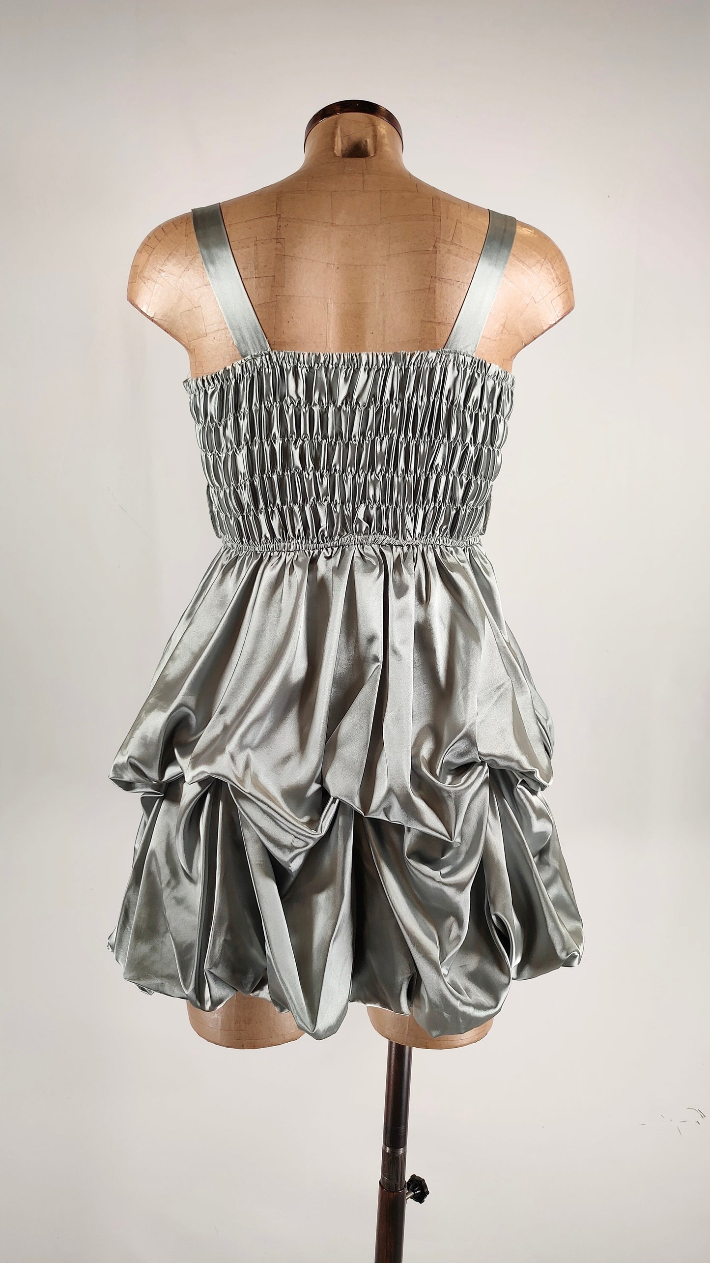 Vestido cóctel plateado satinado