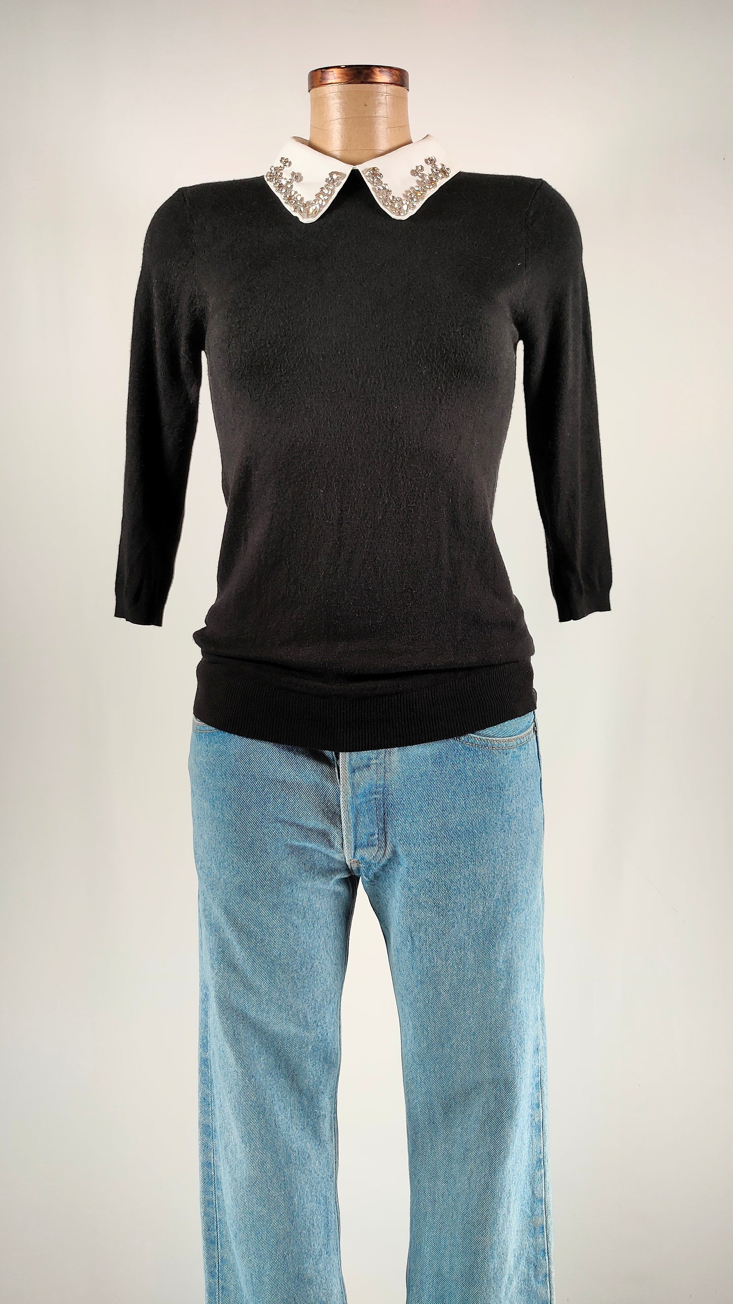 Jersey negro con apliques brillantes en cuello