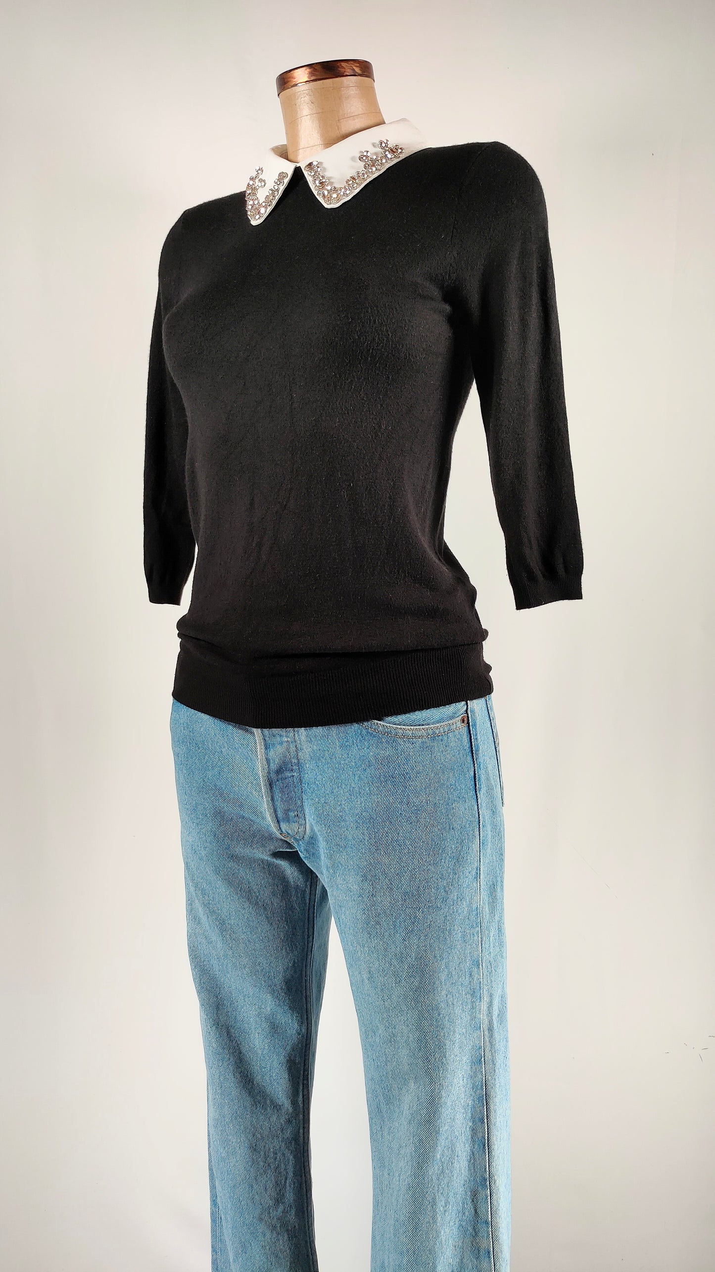 Jersey negro con apliques brillantes en cuello
