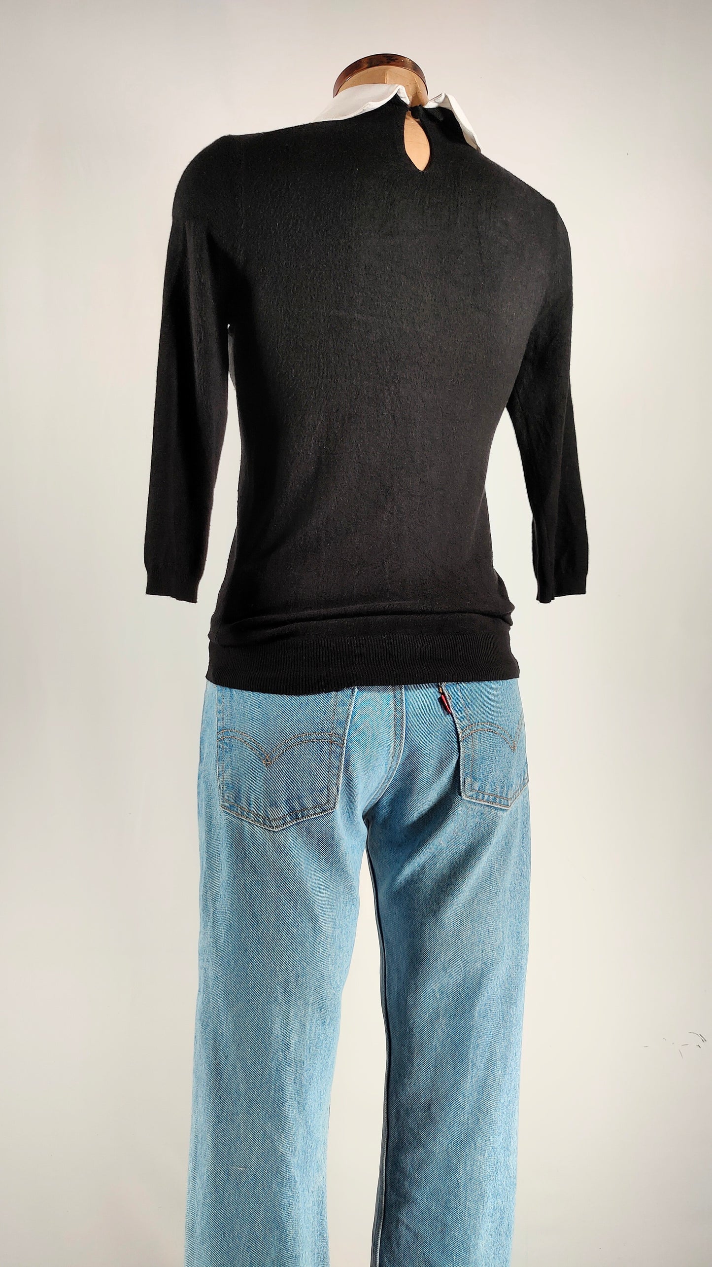 Jersey negro con apliques brillantes en cuello