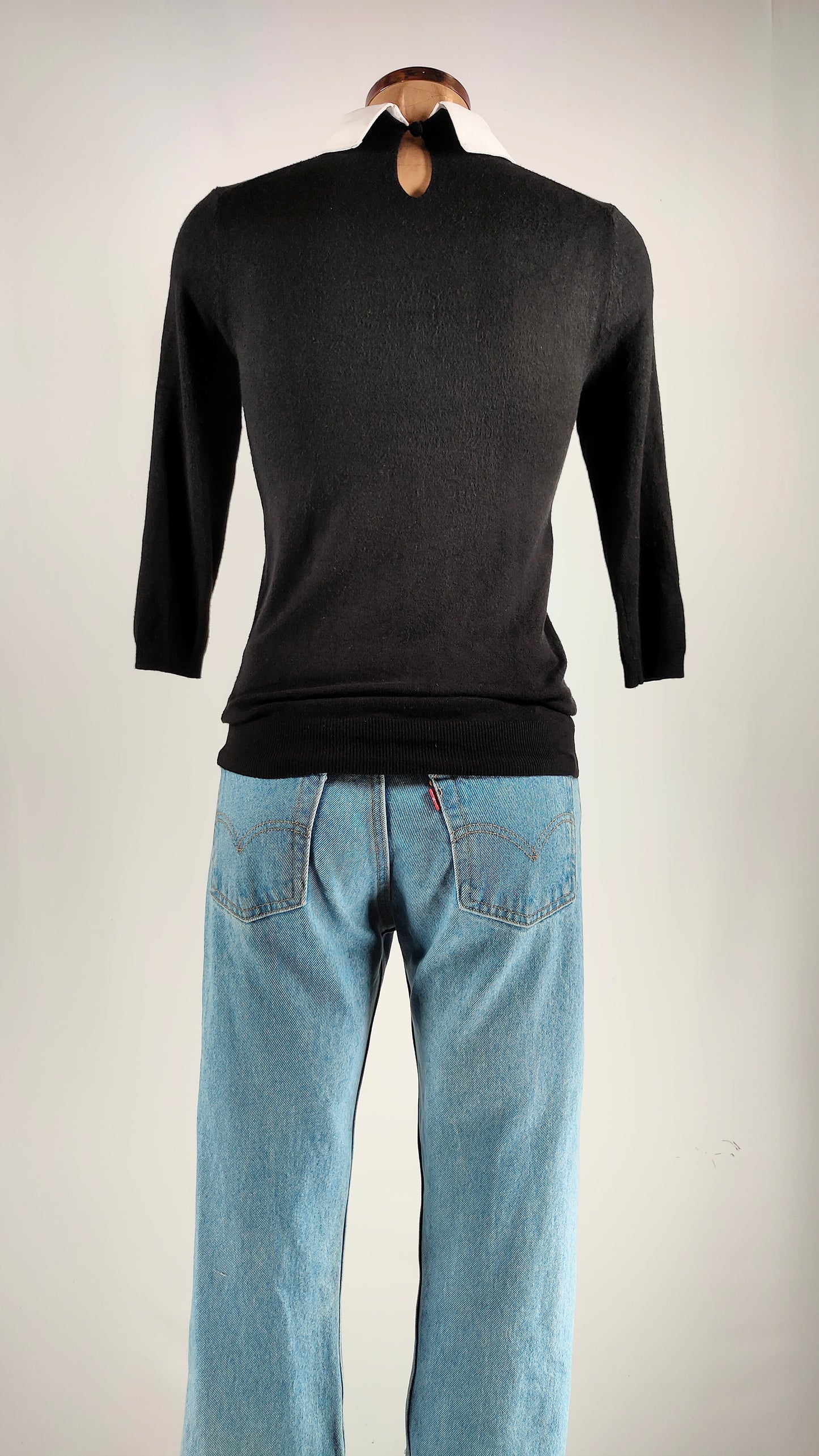 Jersey negro con apliques brillantes en cuello