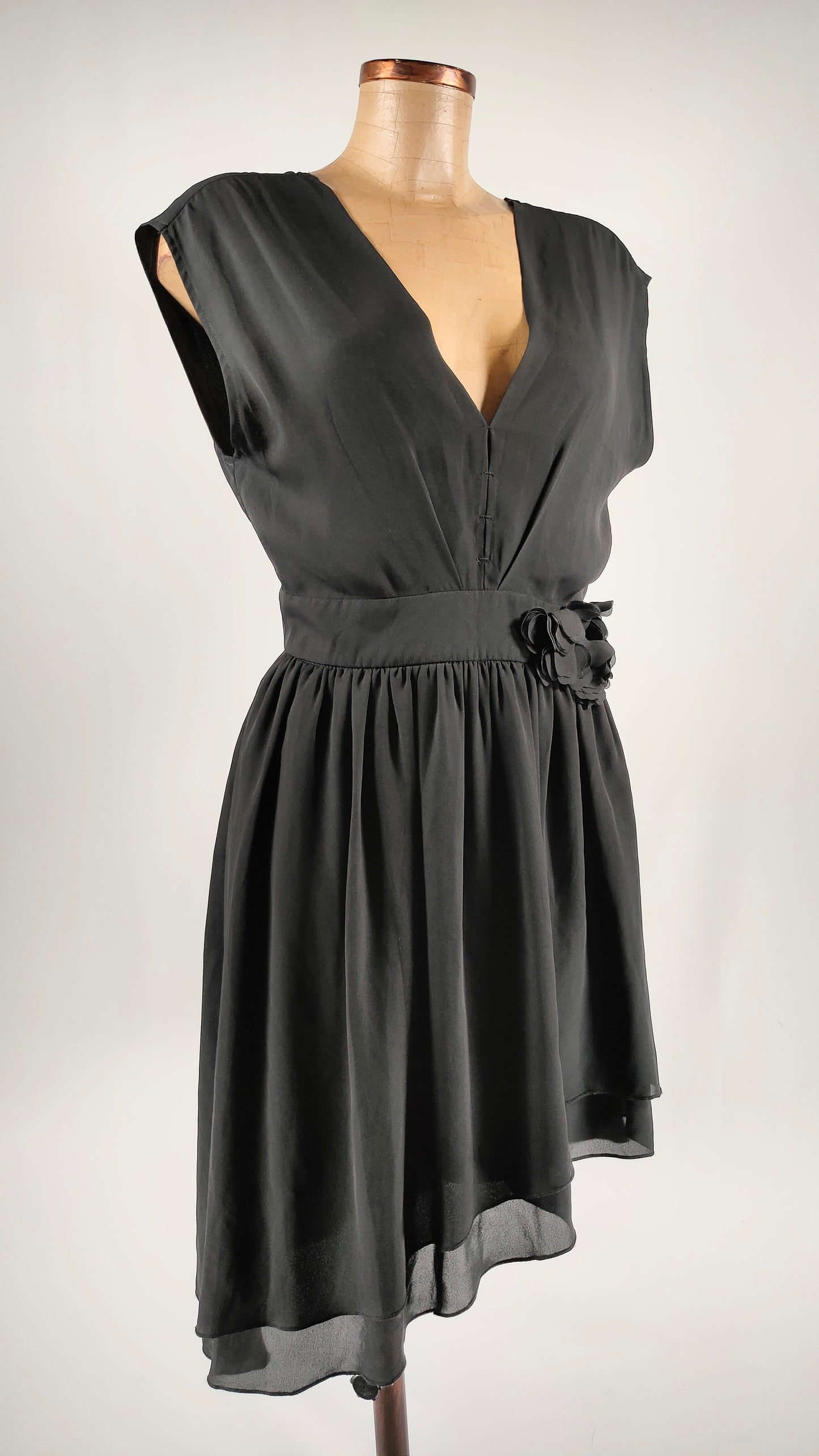 Vestido negro con adorno en cintura