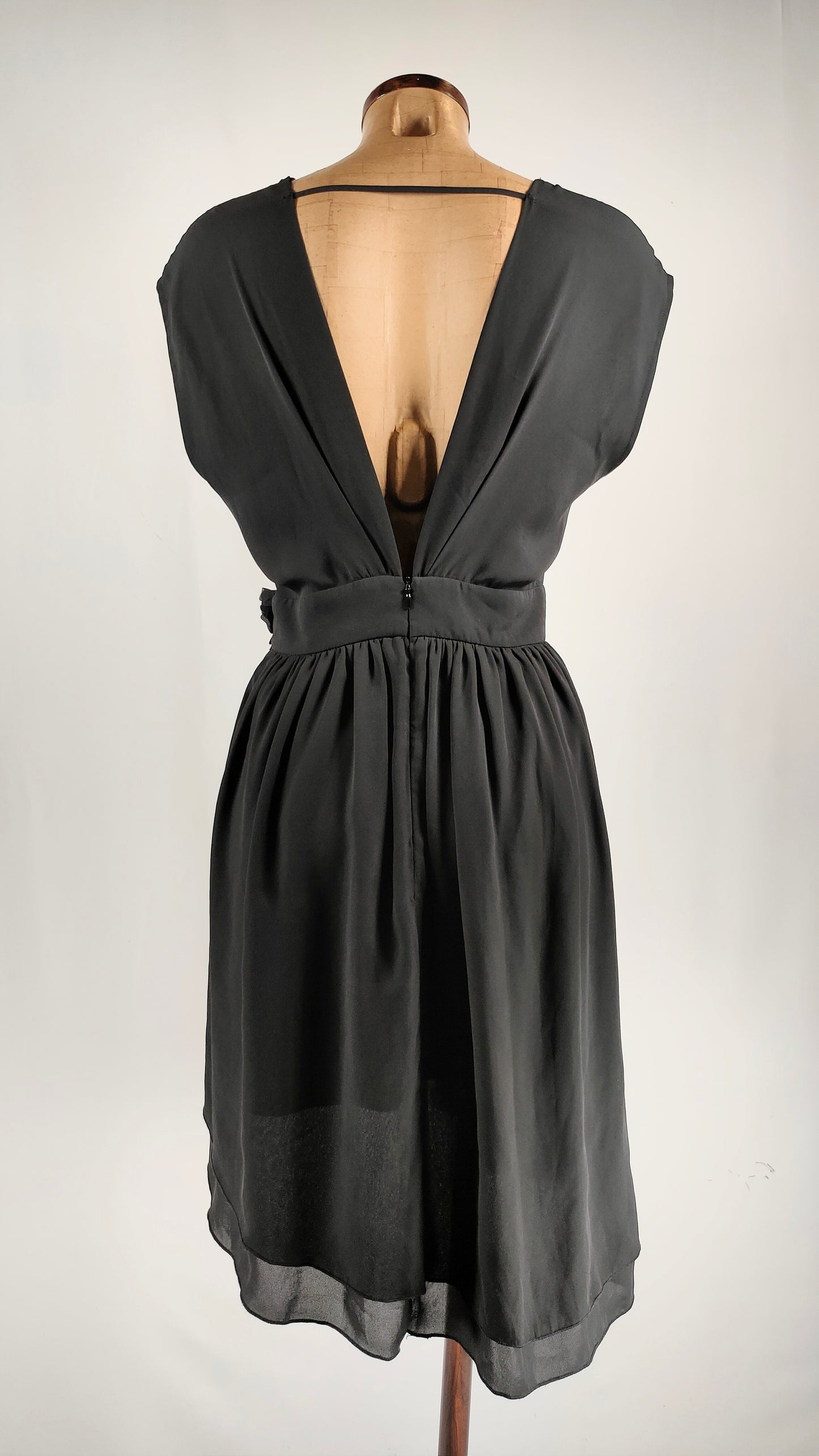 Vestido negro con adorno en cintura