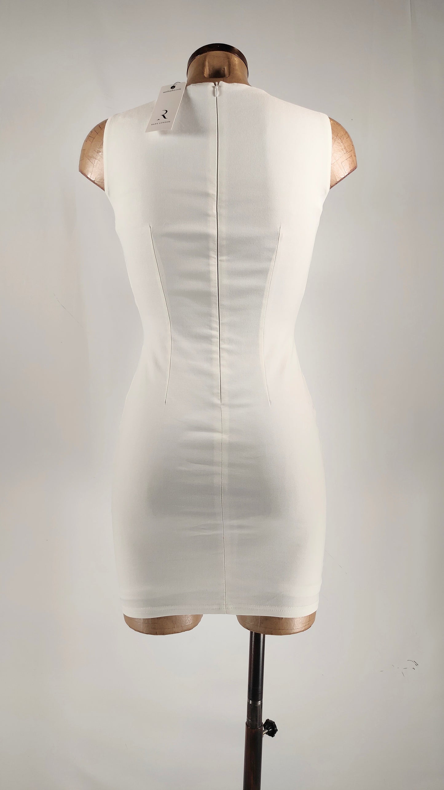 Vestido ajustado con apliques dorados